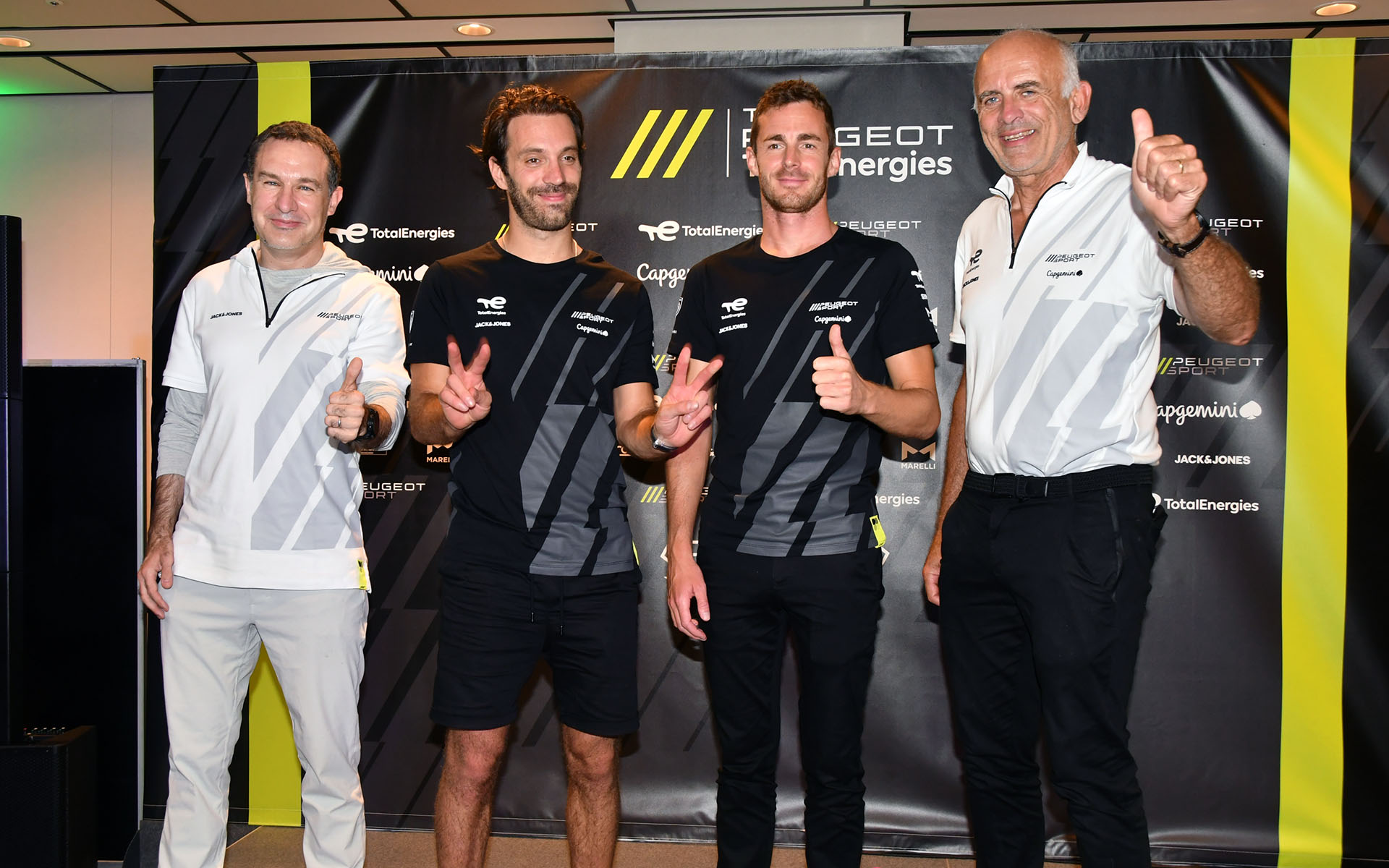 左から、Stellantisジャパン マーケティングディレクター トマ・ビルコ氏、ジャン-エリック・ベルニュ選手、ジェームス・ロシター選手、プジョー・スポール ディレクター ジャン-マルク・フィノ氏