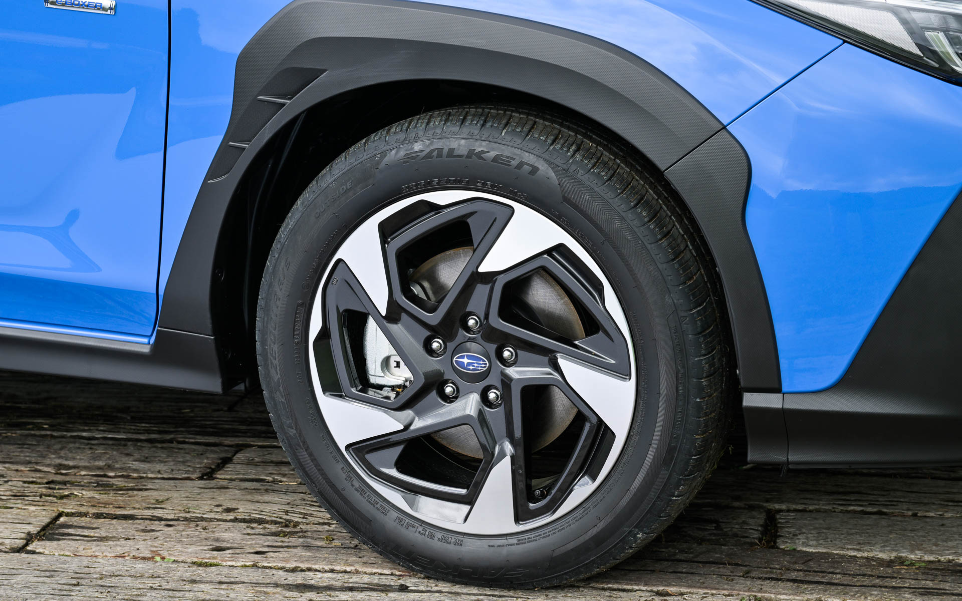 フロントフェイスの迫力やフェンダーの張り出しでSUVらしい頼もしさを表現しながら、リアに向けて引き締まっていく鋭いシェイプも備えた身軽で躍動的なスタイリングに一新