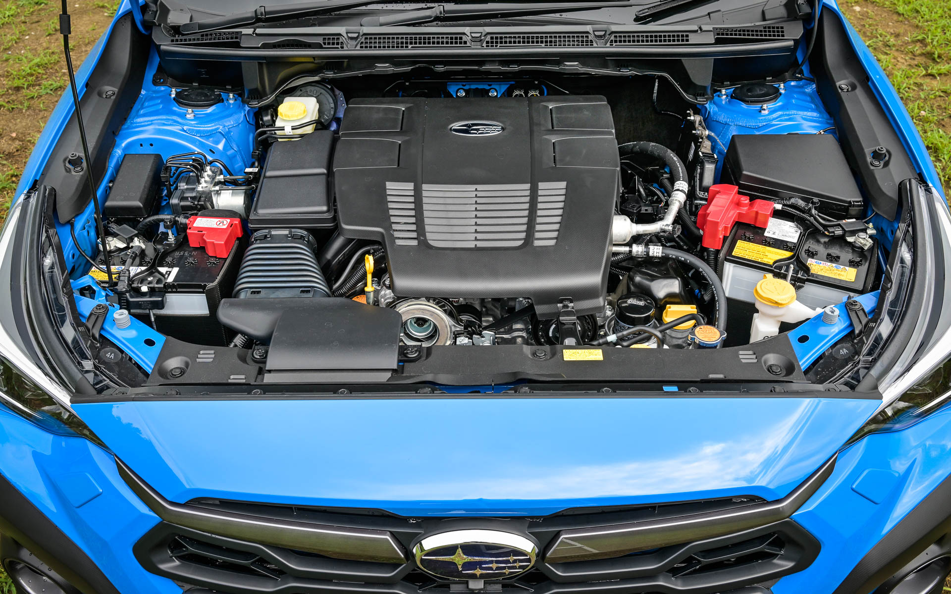 水平対向4気筒DOHC 2.0リッター直噴エンジンとモーターを組み合わせたe-BOXER仕様