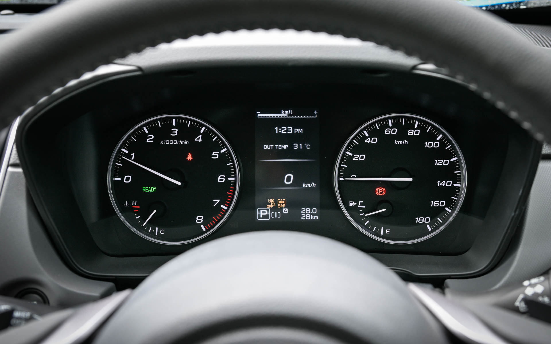 使い勝手のよさと居心地のよさを重視し、ドライビングとアクティビティの時間を自然体で過ごせるカジュアルさを表現。さまざまな機能を集約した大型の11.6インチセンターインフォメーションディスプレイをインテリアの中心に配置した最新のスバル共通のインターフェイスを採用し、実用性と利便性を高めた