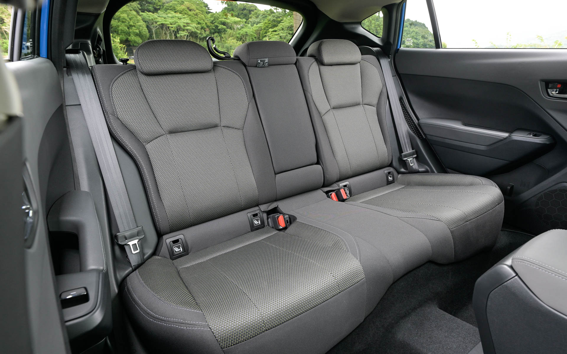 使い勝手のよさと居心地のよさを重視し、ドライビングとアクティビティの時間を自然体で過ごせるカジュアルさを表現。さまざまな機能を集約した大型の11.6インチセンターインフォメーションディスプレイをインテリアの中心に配置した最新のスバル共通のインターフェイスを採用し、実用性と利便性を高めた