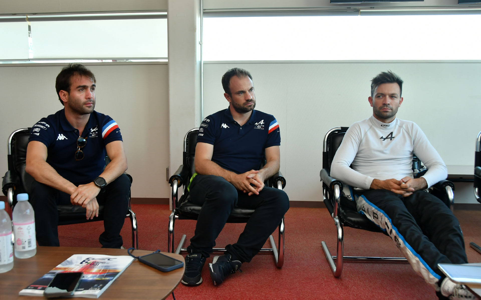 予選終了後、インタビュー対応を行なうAlpine ELF Team 36号車ドライバー。左から、アンドレ・ネグラフォン選手、ニコラ・ラピエール選手、マシュー・バキシピエール選手