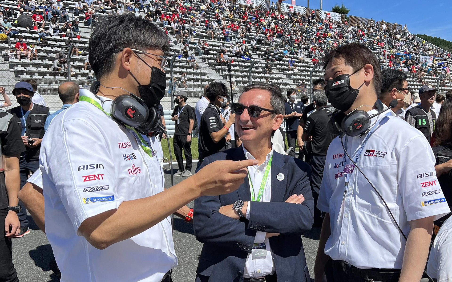 WEC富士6時間のスタートグリッドで談笑するACO会長 ピエール・フィヨン氏（中央）とTOYOTA GAZOO Racing プレジデント 佐藤恒治氏（左）