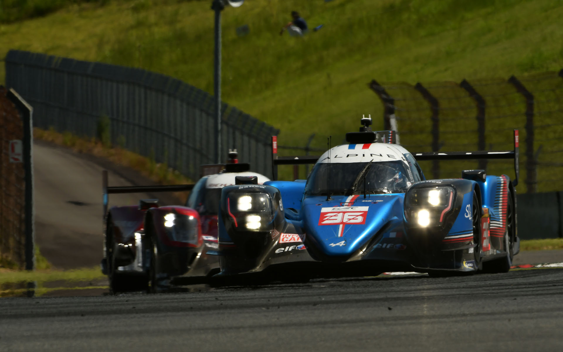 3位はAlpine ELF Teamの36号車 Alpine A480（アンドレ・ネグラフォン/ニコラ・ラピエール/マシュー・バキシピエール）。トヨタ 8号車とシリーズポイントで同点となり、最終戦に挑む