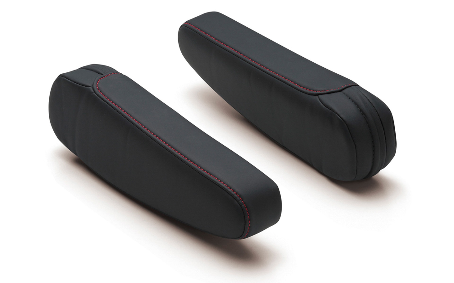 別売アームレストは「グレーステッチ」「レッドステッチ」の2種類