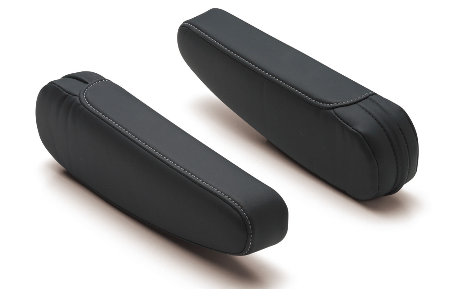 別売アームレストは「グレーステッチ」「レッドステッチ」の2種類