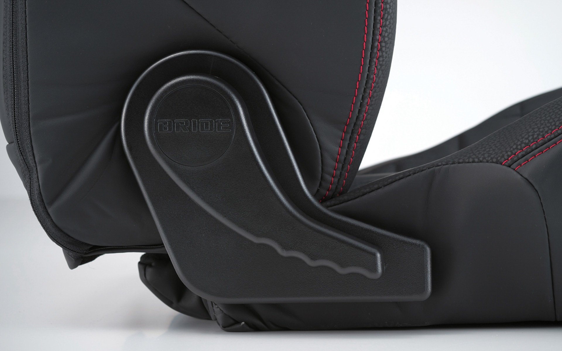 ワンタッチ操作が可能なリクライニングレバーは従来のまま