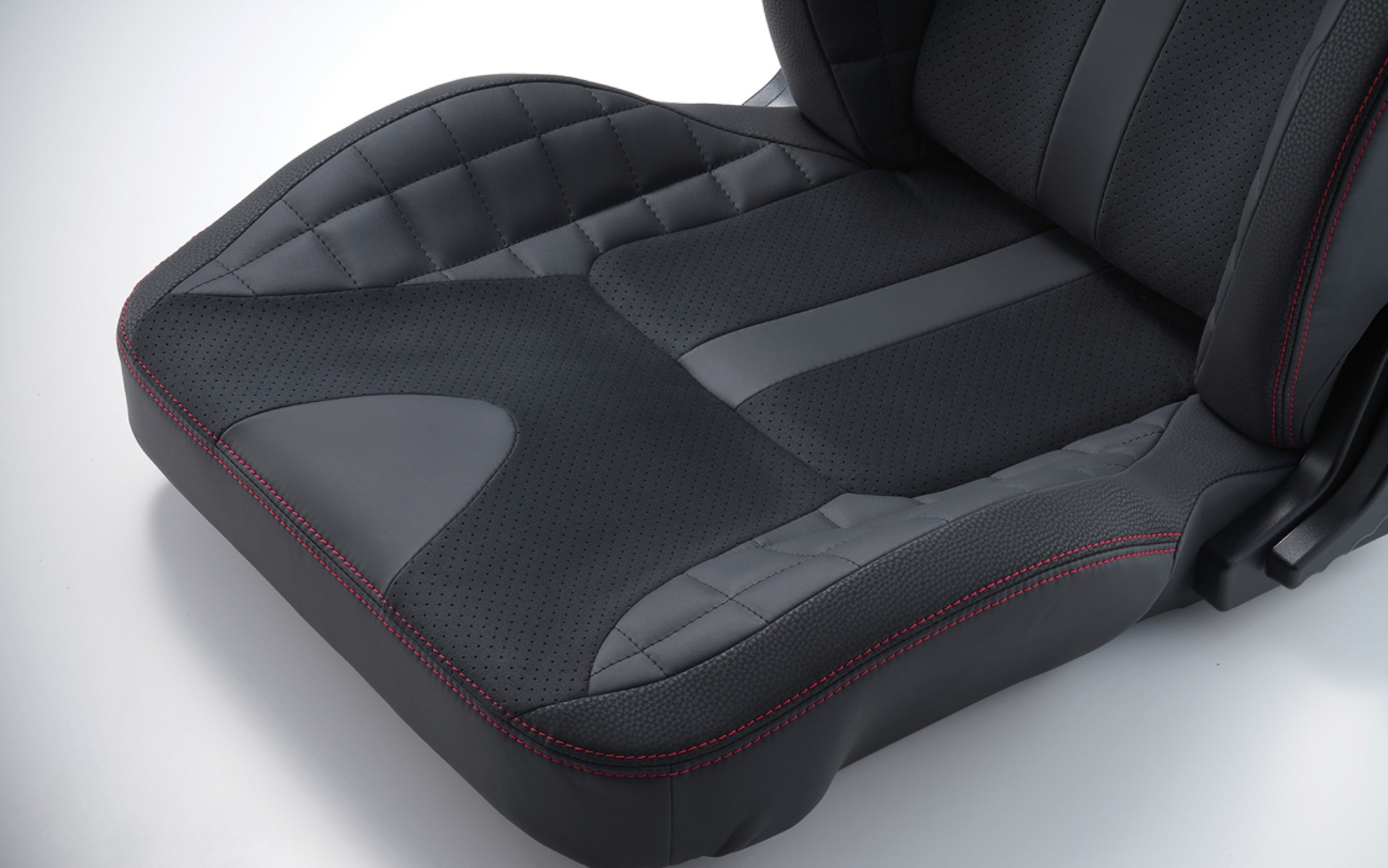 サイドサポートにキルティング加工を施し、高級感とデザイン性と柔らかい感触を両立