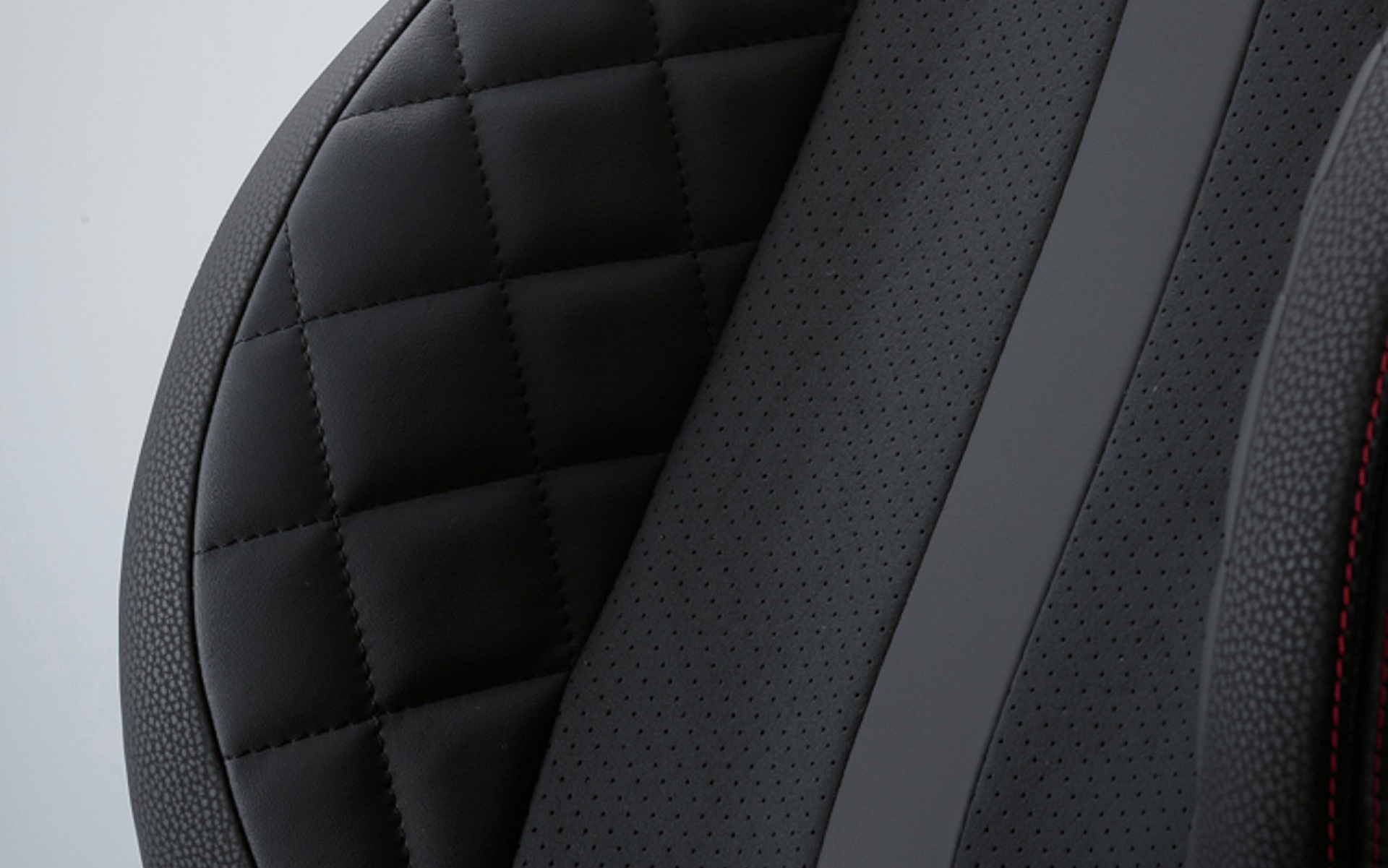 サイドサポートにキルティング加工を施し、高級感とデザイン性と柔らかい感触を両立