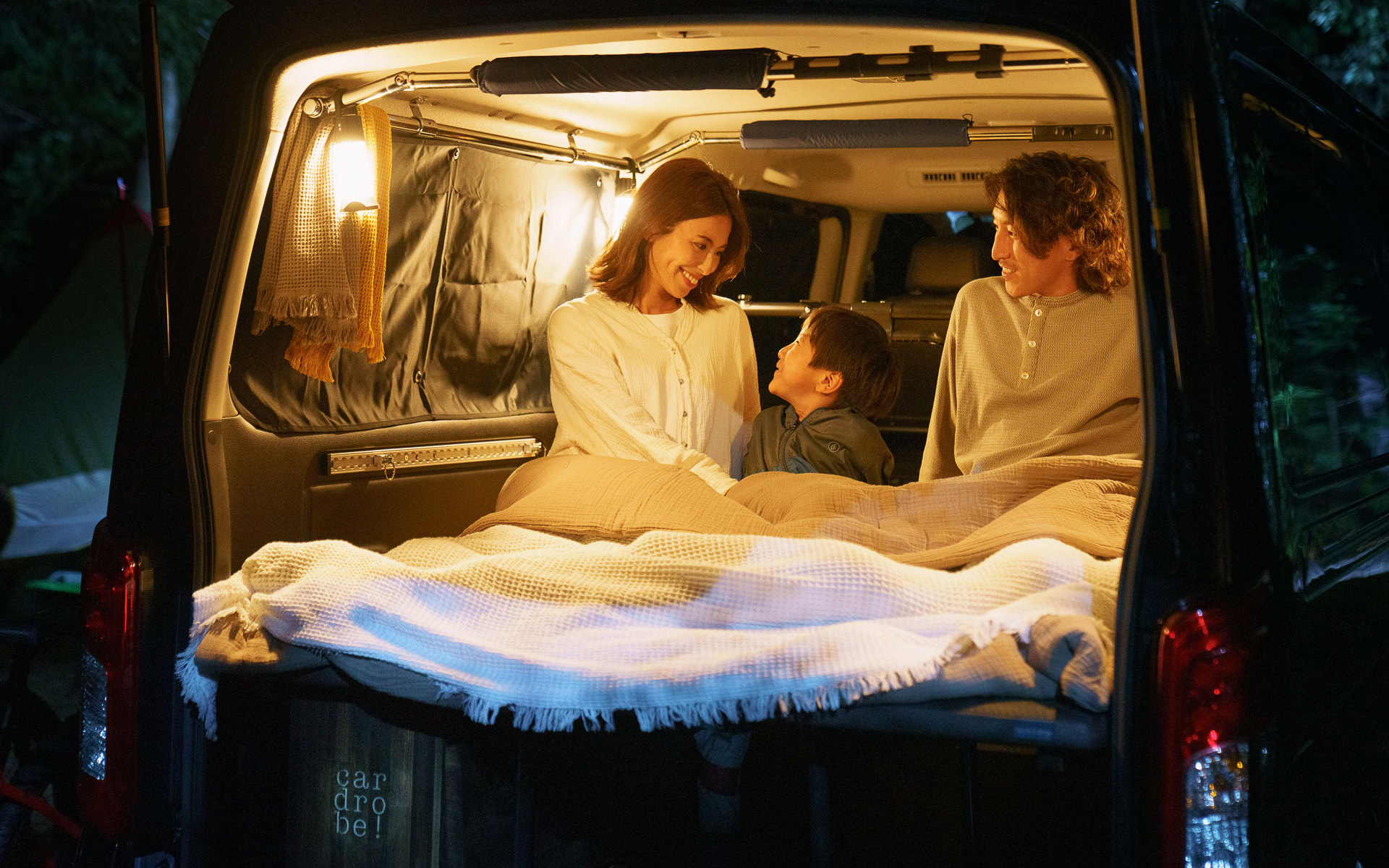 キャラバン マルチベッドで車中泊を体験できる