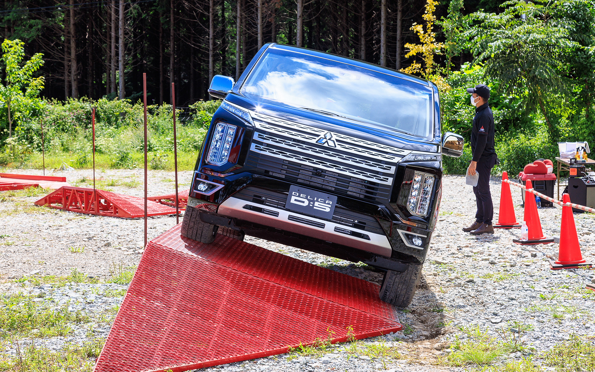 デリカD：5で最大傾斜45度の急坂を再現した登坂走行、キャンバー、モーグルなどを体験できる「4WD登坂キット同乗体験」