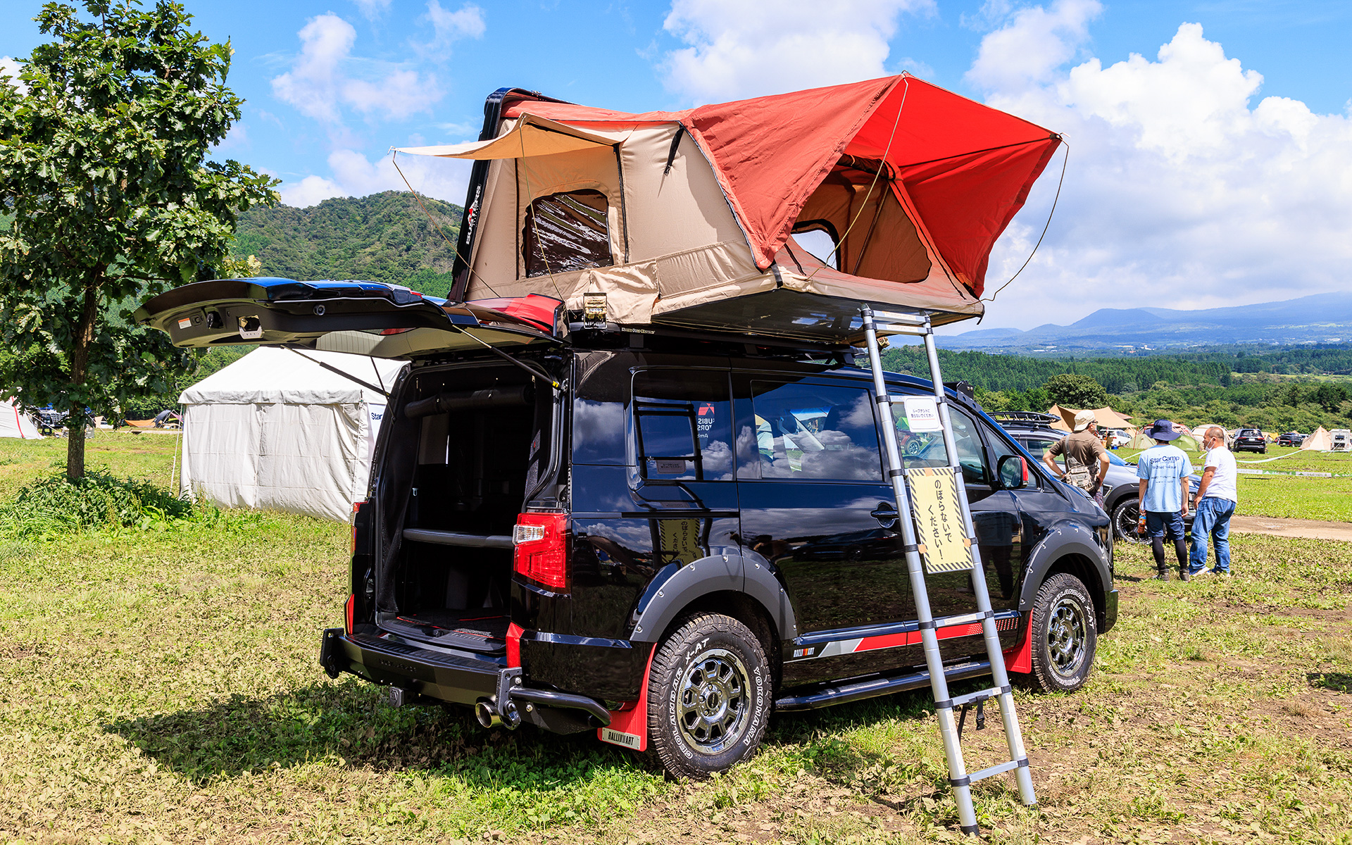 東京オートサロン2022で公開された「デリカD：5 Tough×Tough」。アフターパーツメーカーの多彩なパーツとラリーアートアクセサリーを装着することで、デリカD：5が持つ“タフさ”をより強調した