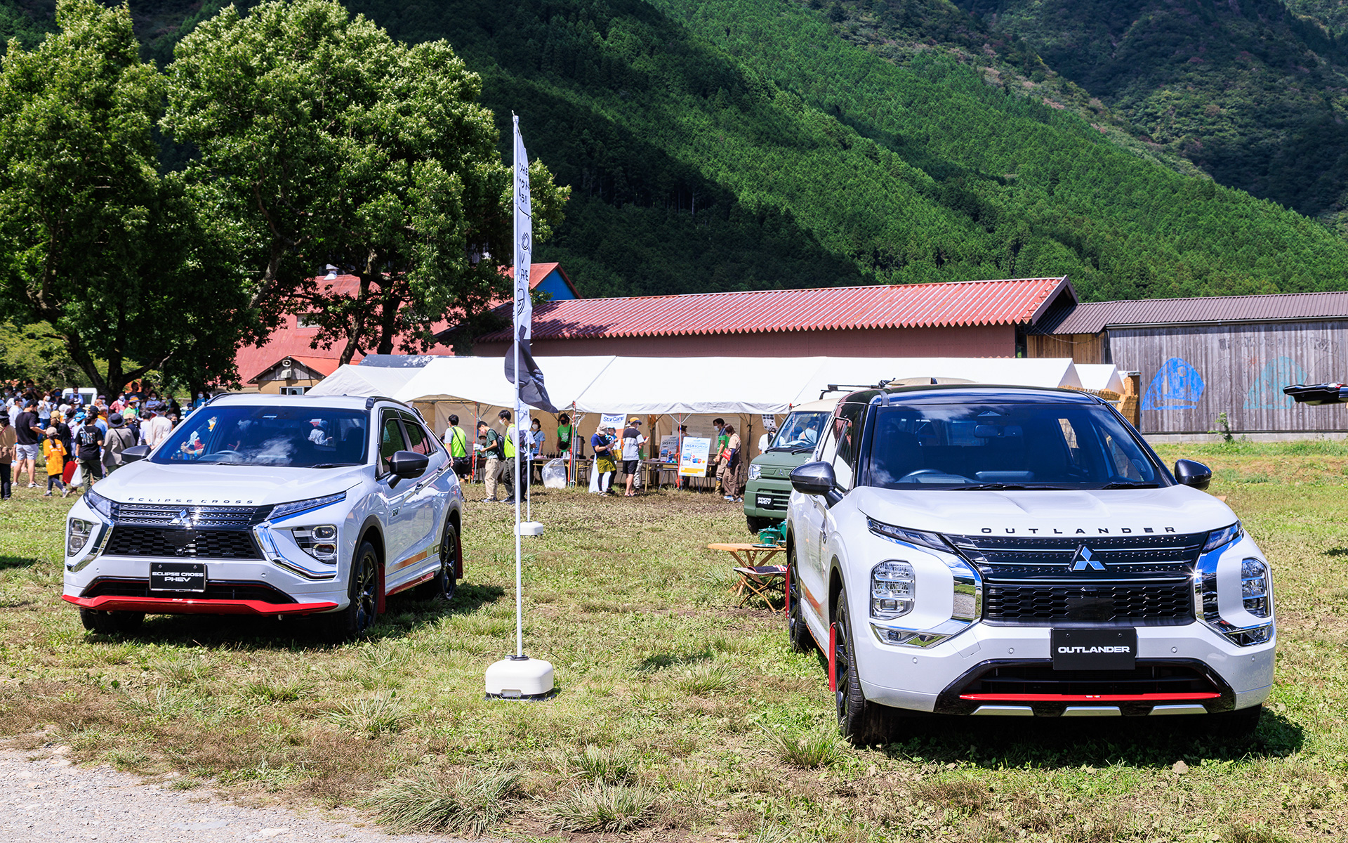 ラリーアートパーツ装着車の展示。現在アウトランダー、エクリプス クロス、RVR、デリカD：5用のラリーアートアクセサリーが用意される