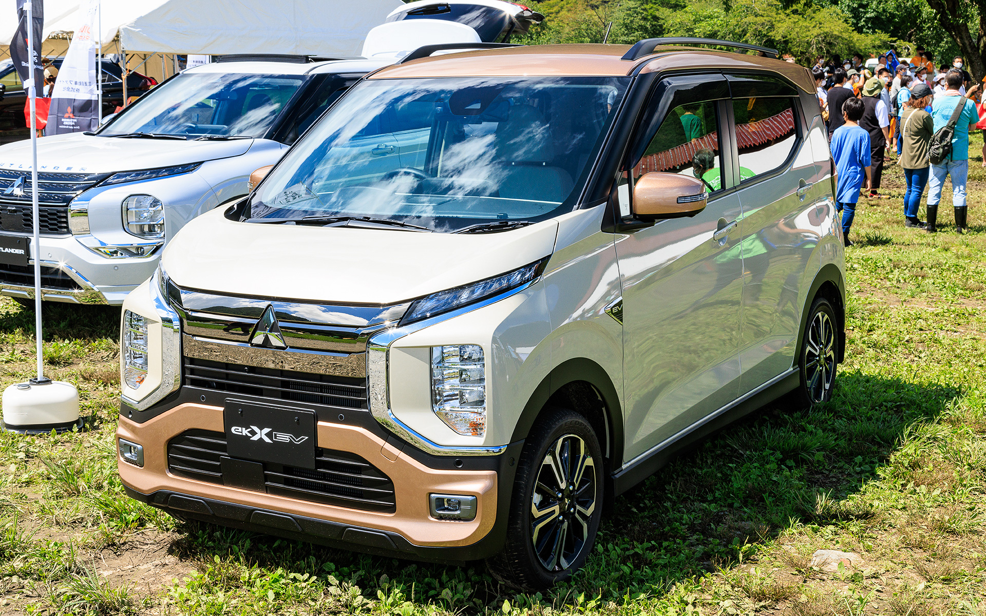 こちらはデビューして間もない軽自動車タイプの新型BEV（バッテリ電気自動車）「eK クロス EV」。軽ハイトワゴン「eK クロス」と同等の広々とした室内空間と、BEVならではの滑らかで力強い走りを兼ね備えている