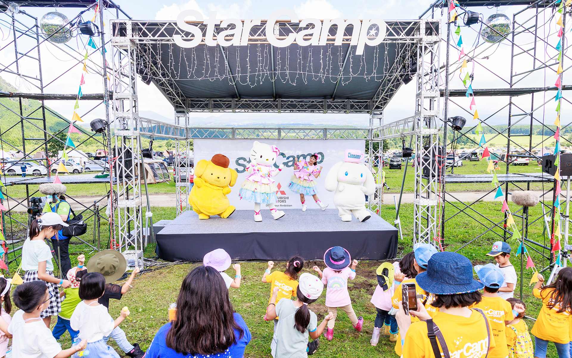 ハローキティやポムポムプリン、シナモンなど、サンリオのキャラクターによるダンスやゲームコンテンツも用意。子供もお母さんも大喜び！