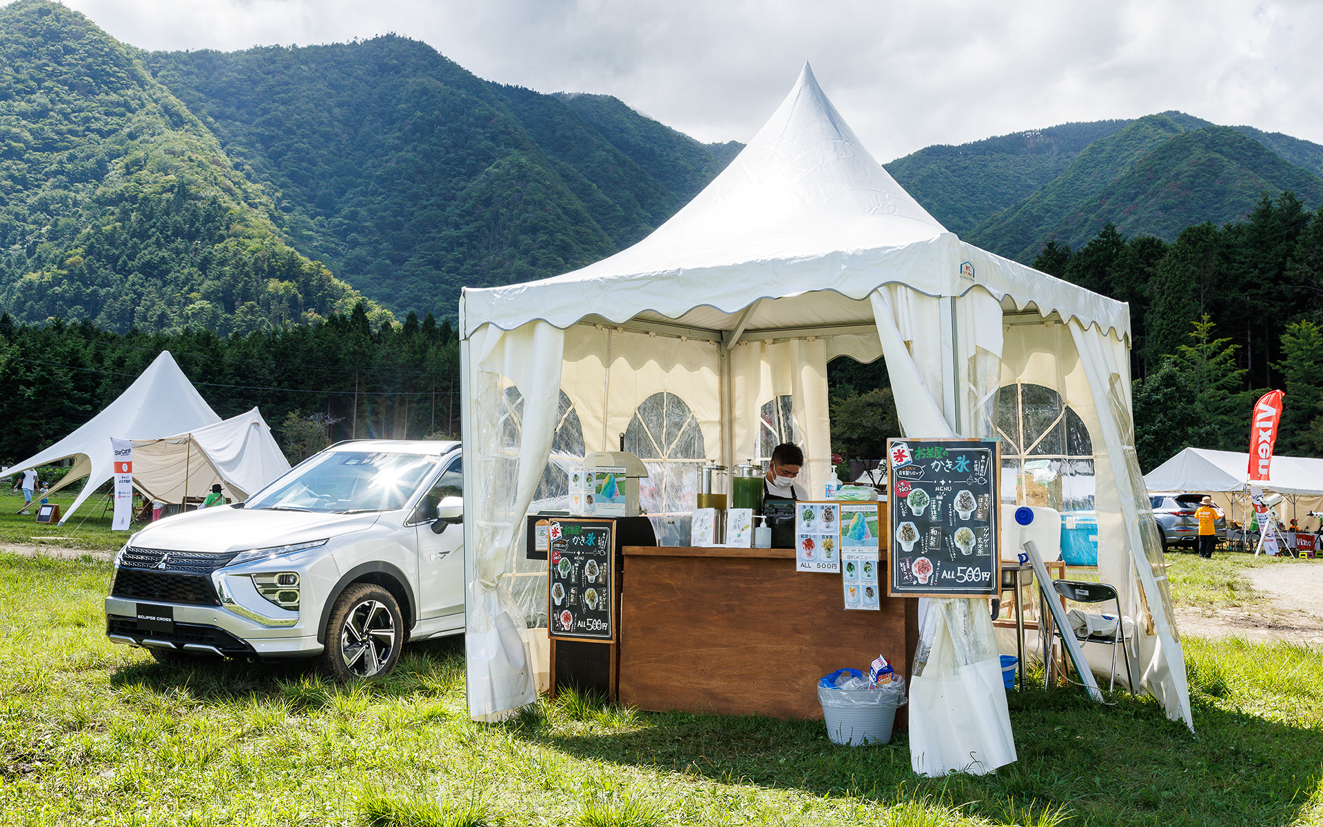 エクリプス クロス PHEVからの給電で運営を行なっていた「PHEV カフェ」。エクリプス クロス PHEVはAC100V電源（最大1500W）より電力供給が可能で、満タン・満充電の状態から一般家庭の最大約10日分に相当する電力を供給できる