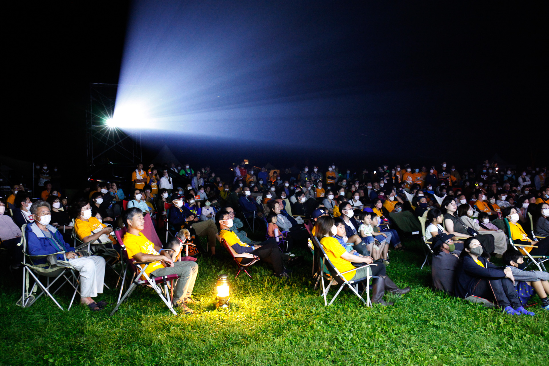 夜にはアウトランダーPHEVの給電機能を活用した野外シアターが登場