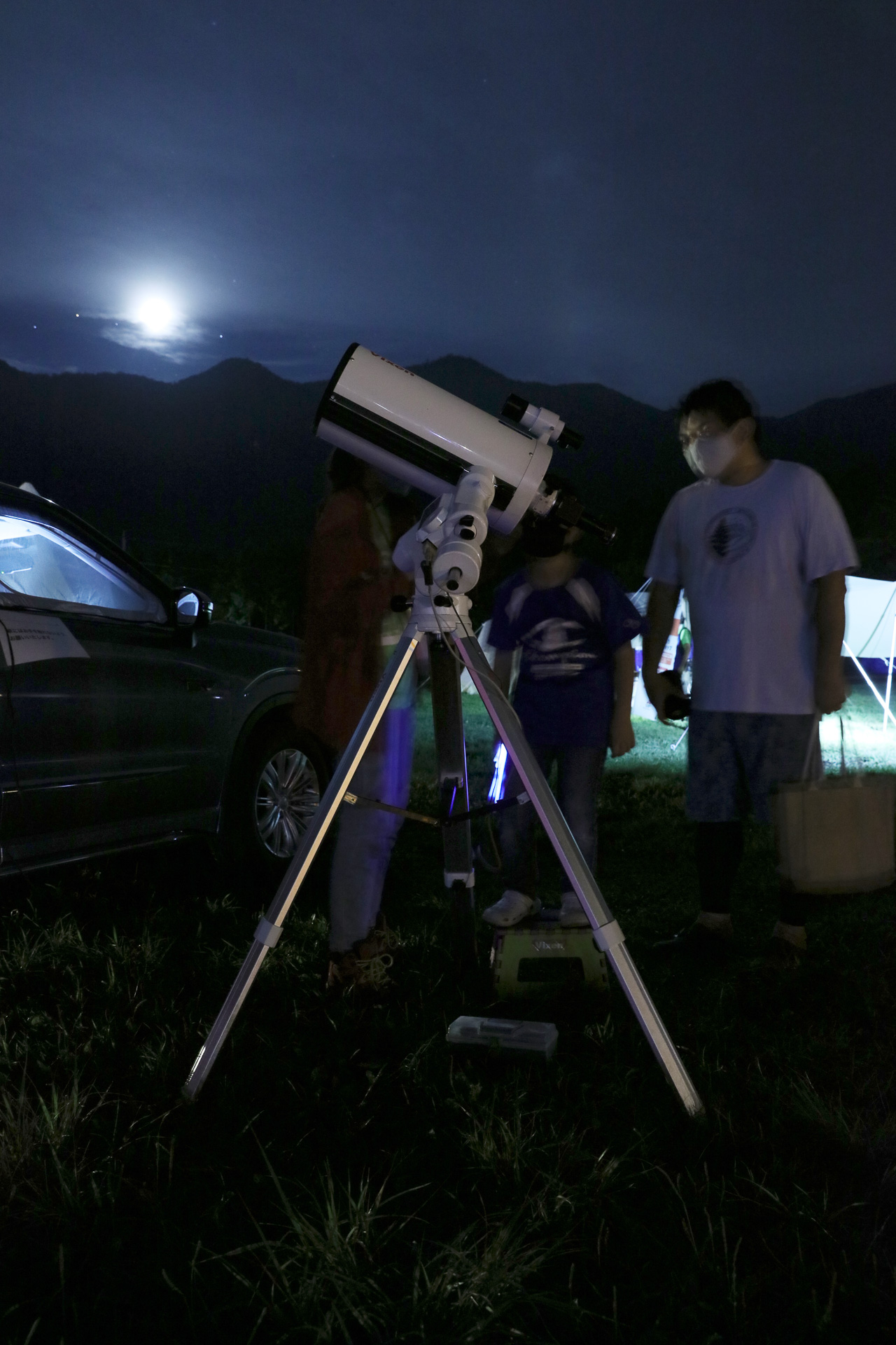 天体望遠鏡で月のクレータ・土星を観察するコーナーも