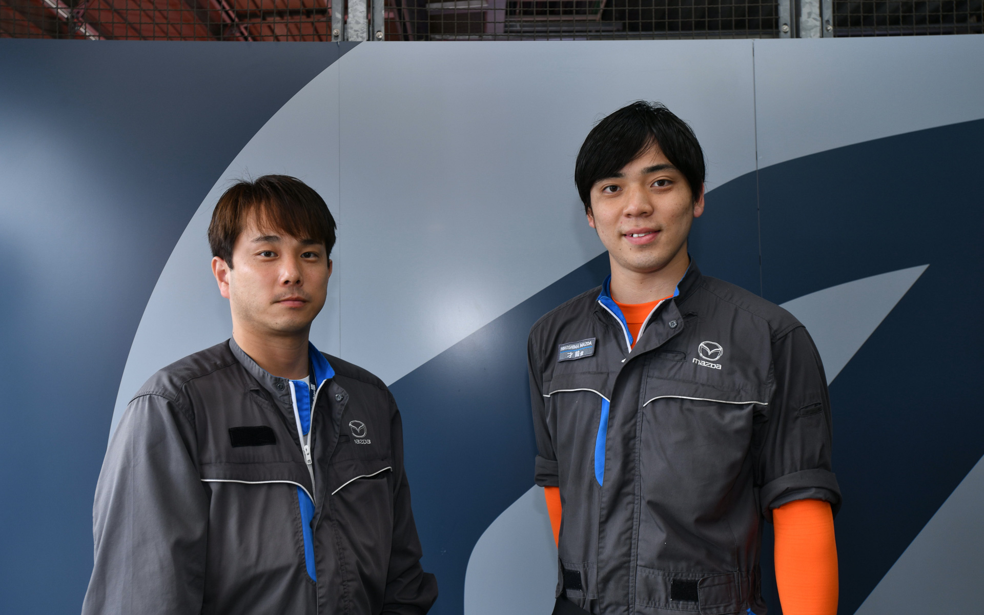 マシンのメンテナンスは、数人のレースメカニックさんにリードしてもらいつつ、マツダのメンバーも協力