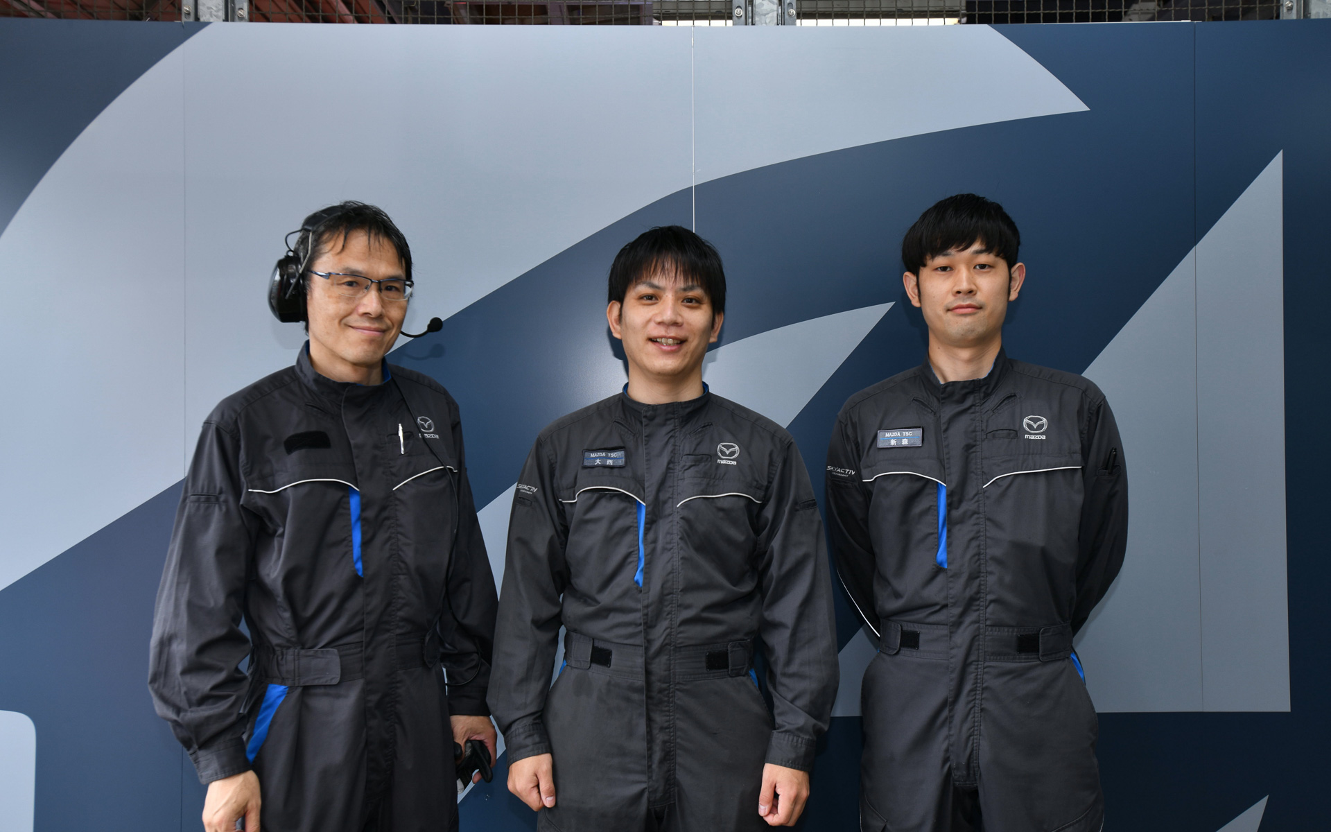 マシンのメンテナンスは、数人のレースメカニックさんにリードしてもらいつつ、マツダのメンバーも協力