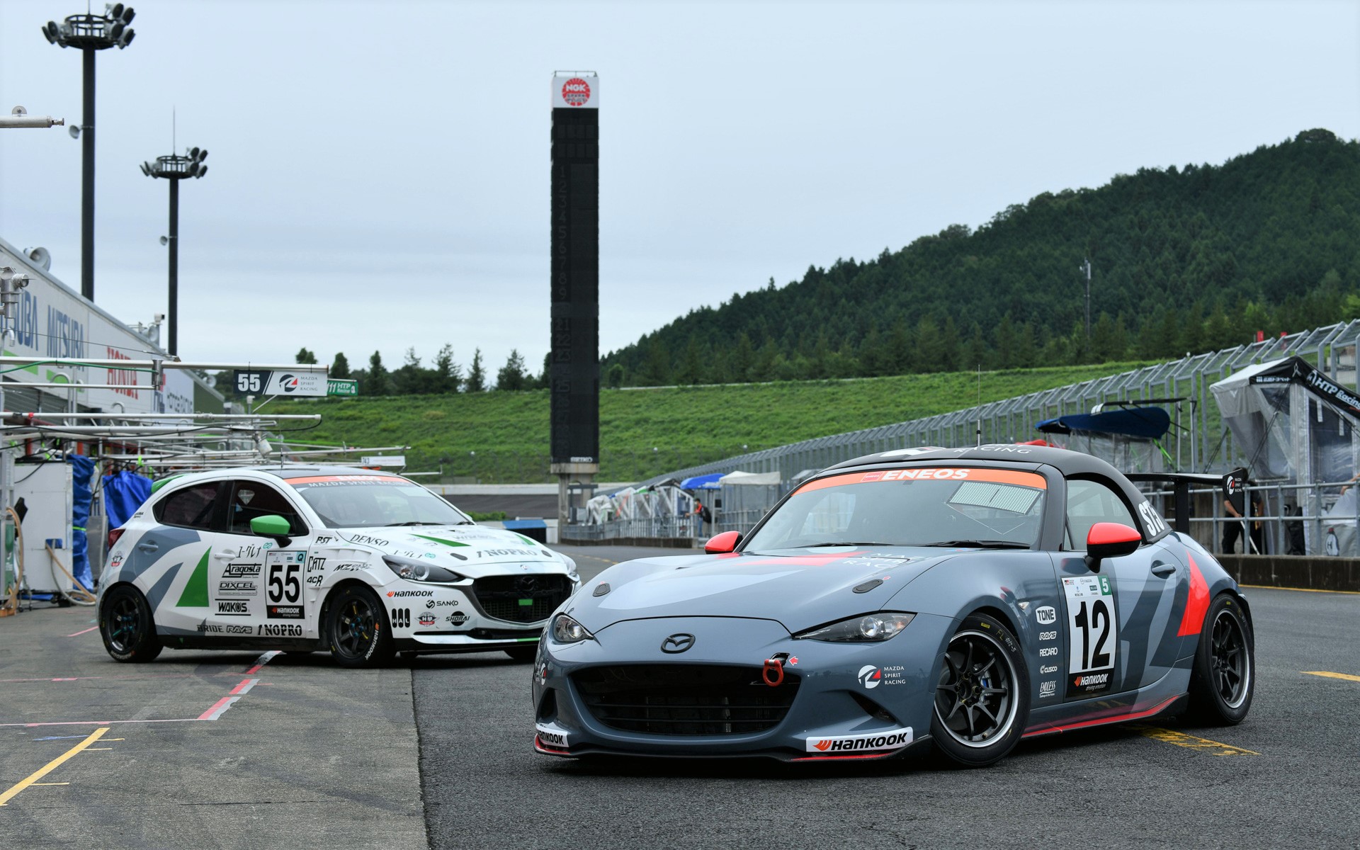 いよいよスーパー耐久第5戦でデビューとなったロードスター。奥は1.8リッターバイオディーゼルエンジンで走る「MAZDA 2 Bio concept」