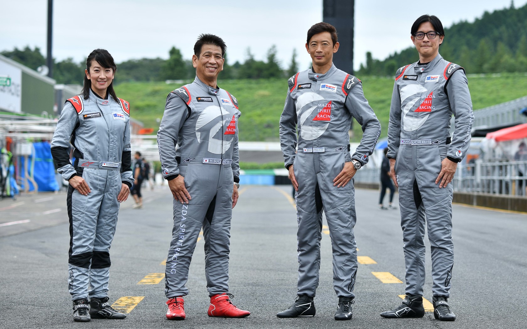 ドライバーは4人で、左から私（藤島知子）、杉野治彦選手、阪口良平選手、樋口紀行選手
