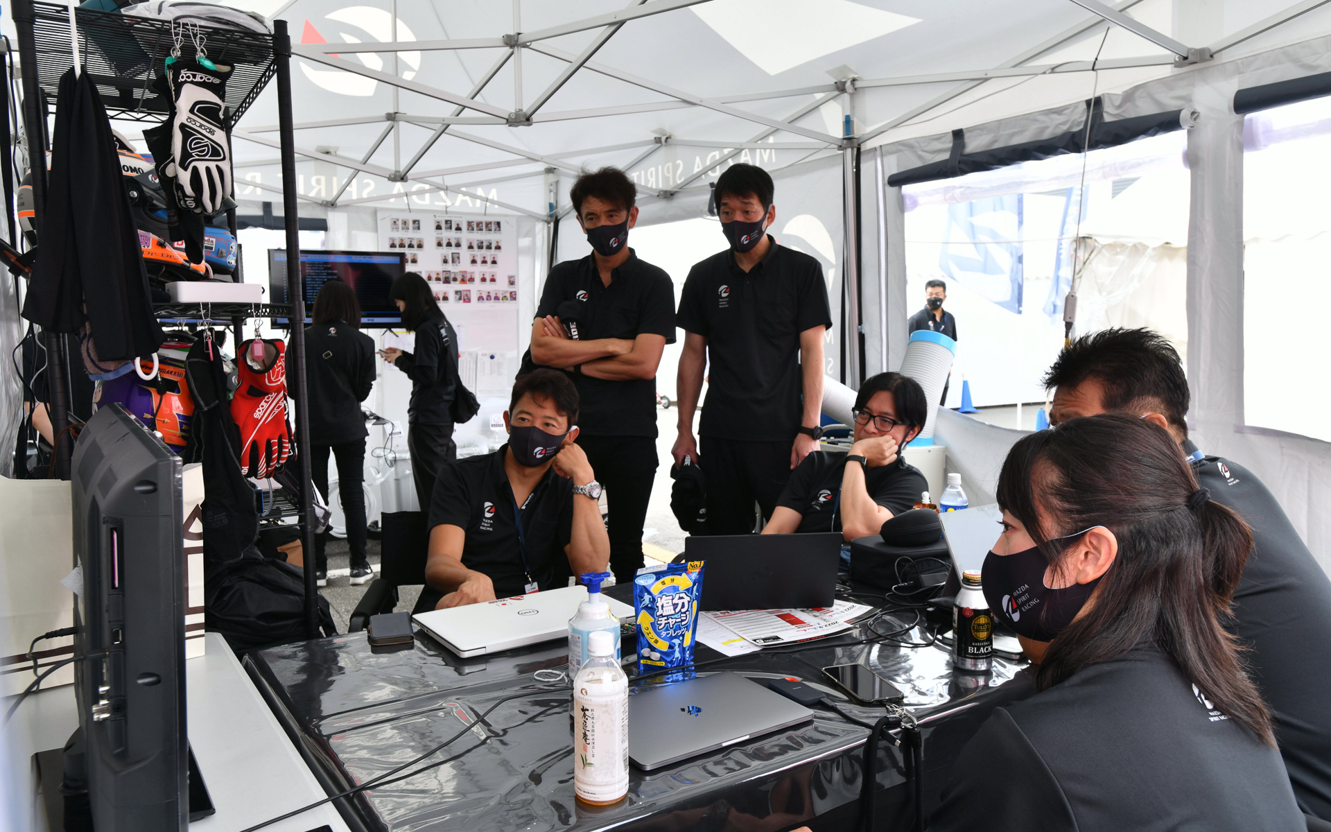 仲間のオンボード映像を見ながら自分の走りとの違いを確認