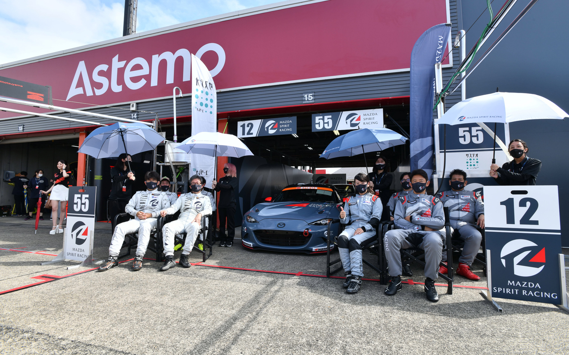 ピットウォークのチケットを購入すれば、ピットロードを歩きながらマシンやドライバーを間近で見ることができるので、レース観戦するときはおススメです