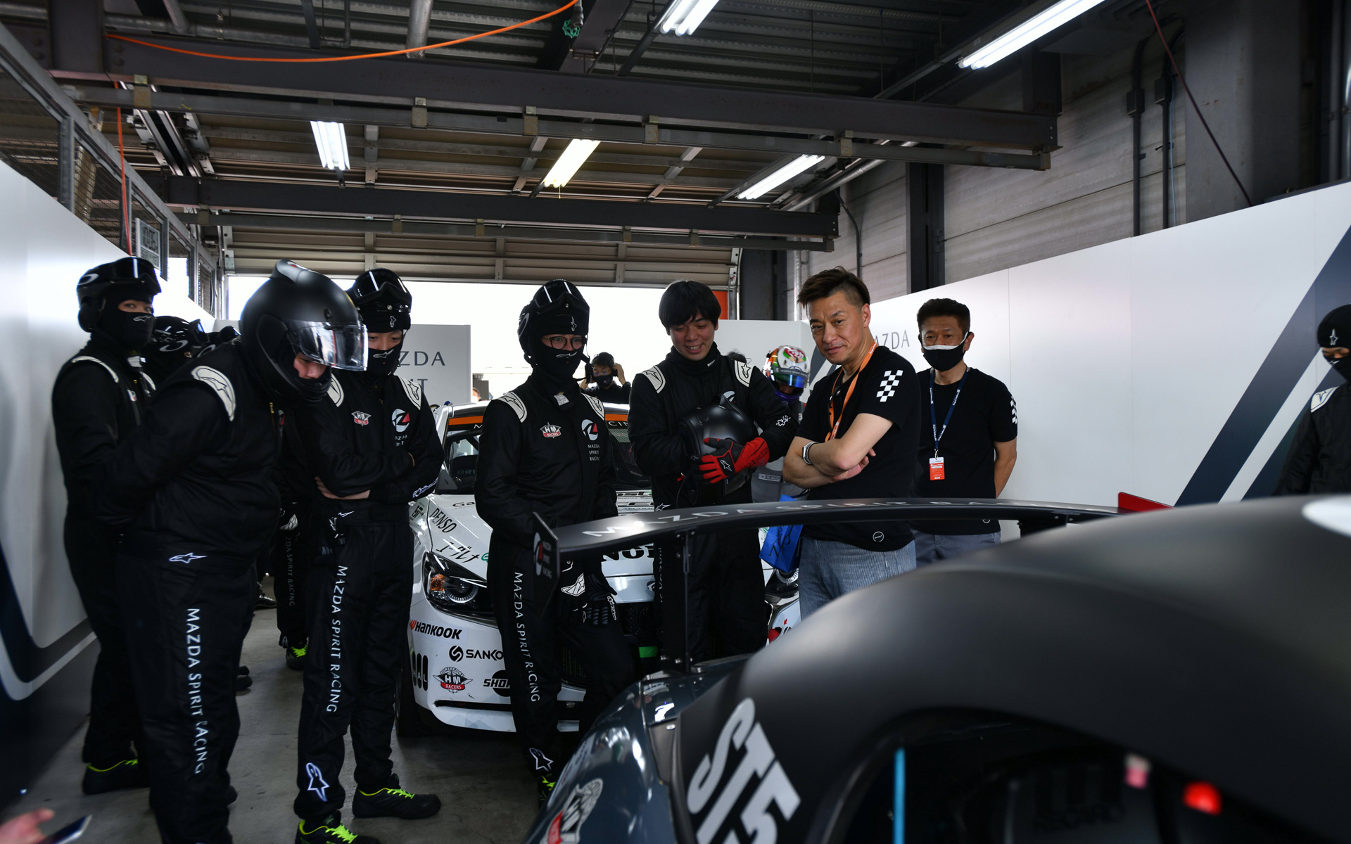 マシンのメンテナンスは、数人のレースメカニックさんにリードしてもらいつつ、マツダのメンバーも協力