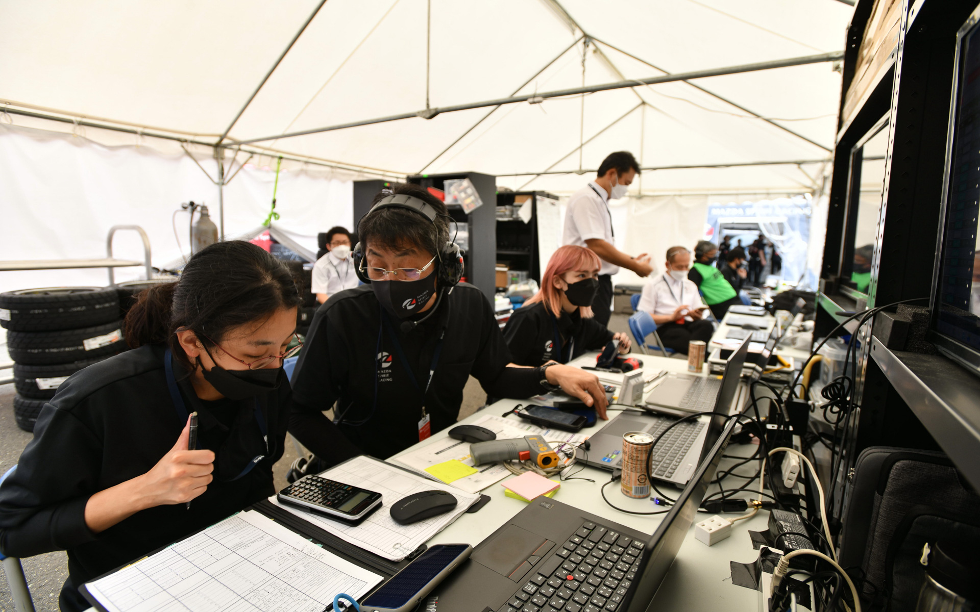 刻々と変わる状況を確認しながら最適な判断をしていくピットクルー