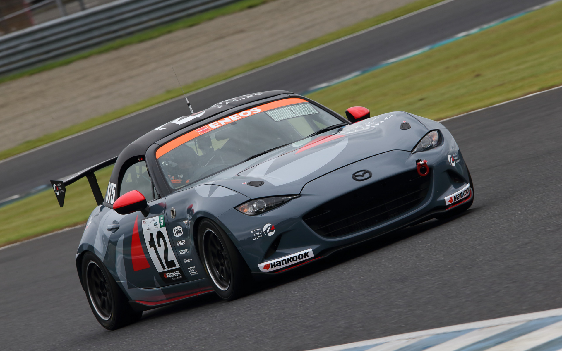 阪口さんのアドバイスを基に、全員が乗りやすく、最後まで走り切れるマシンに仕上げていく