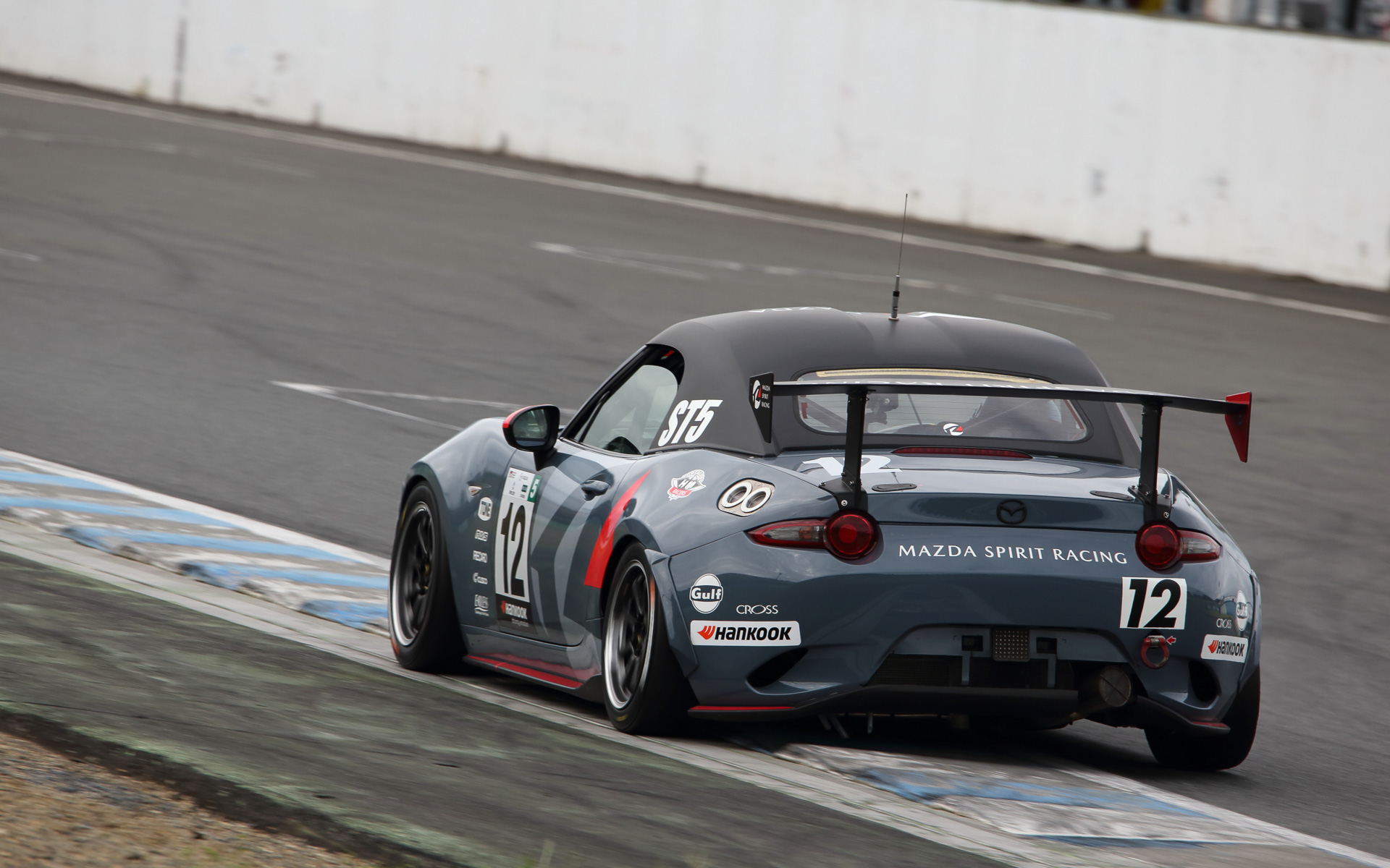 クラッチを温存するためヒール＆トーは使わず、マシンを労りながらラップを重ねる