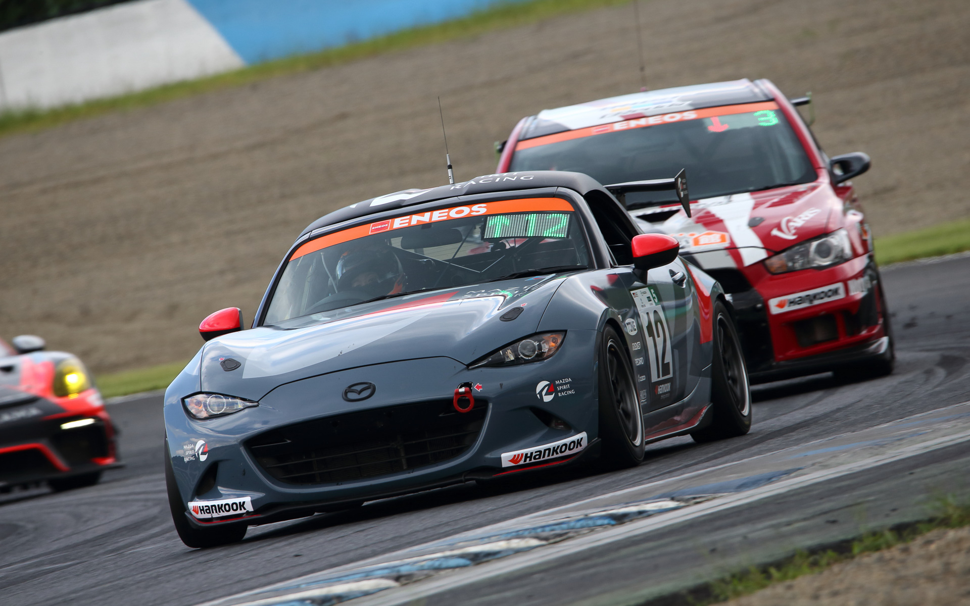 スピードの異なるクラス車両との混走のため、1秒たりとも気は抜けない