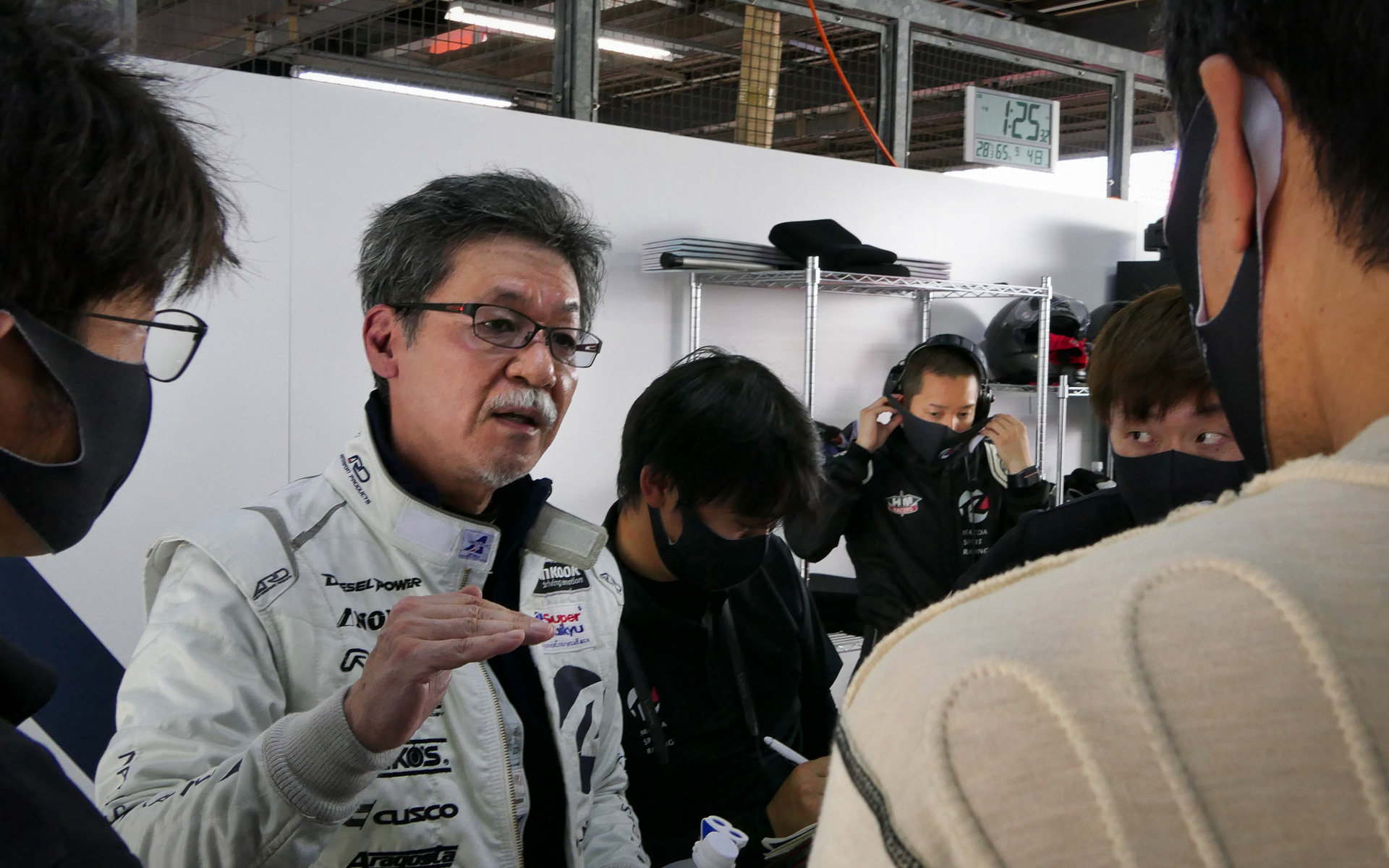 MAZDA SPIRIT RACINGのチーム代表でありドライバーでもある前田さん。倶楽部MAZDA SPIRIT RACINGのスローガンは「一緒に汗かこうよ！」