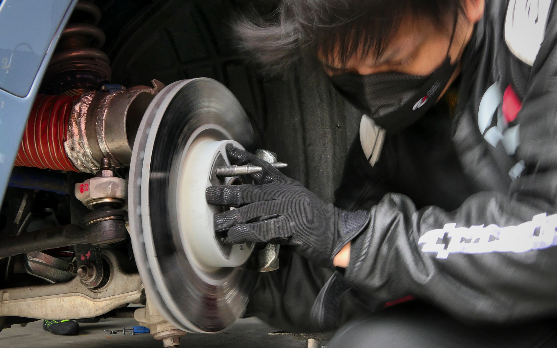 レースでは何が起こるか分からないので、ドライバーだけでなくメカニックも緊張が途切れることはない