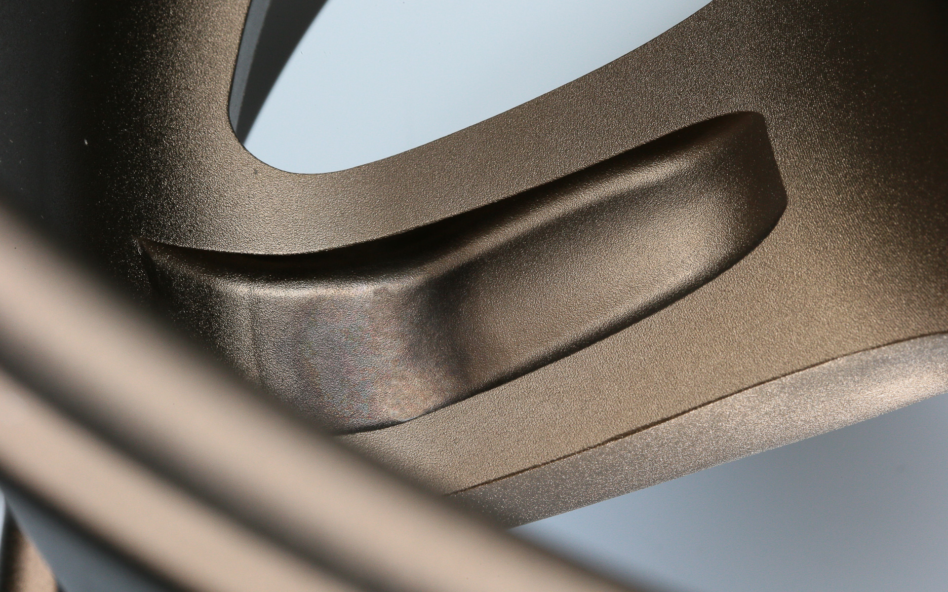 凹みは削ったのではなく上から押しているので、スポークの裏側には凸が見える