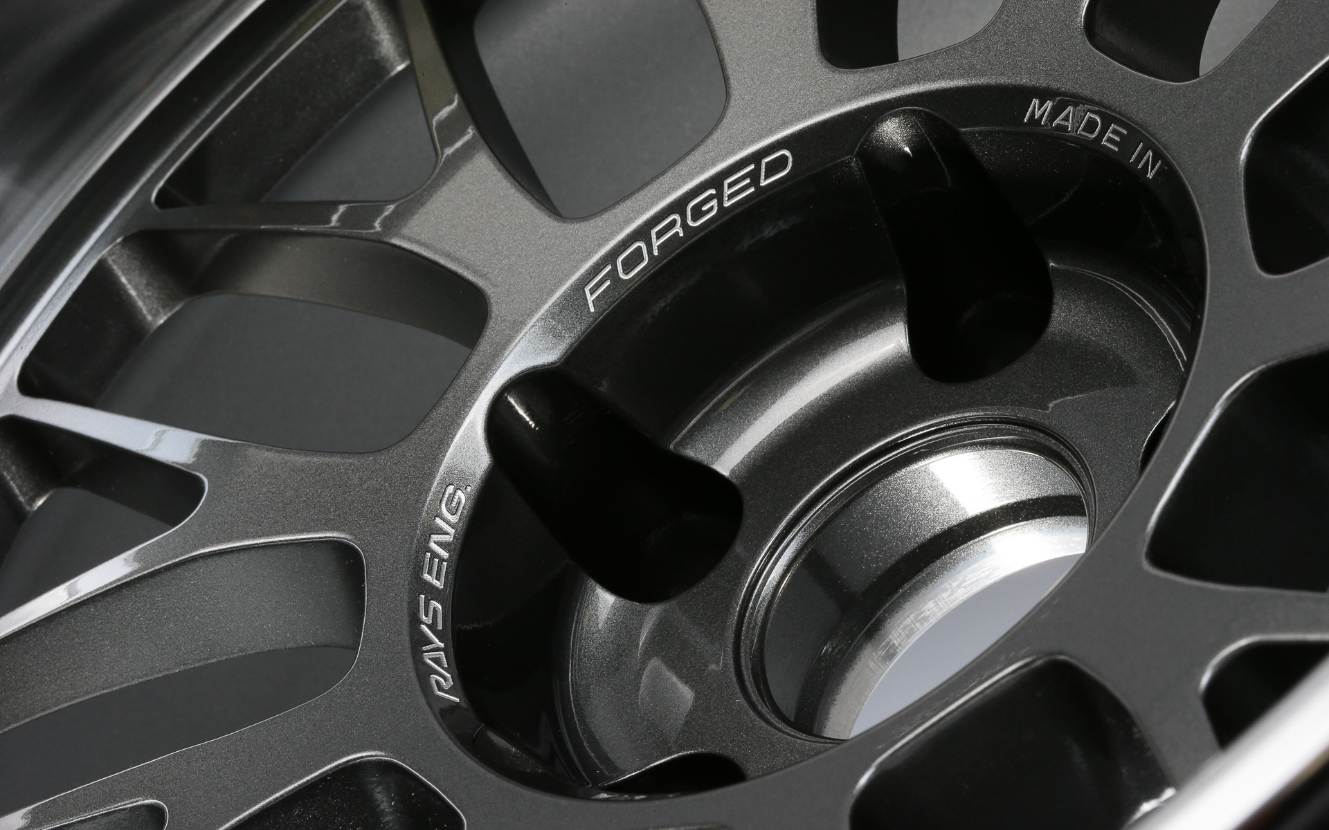 レイズの特許技術A.M.T.でセンター部に文字が彫られている