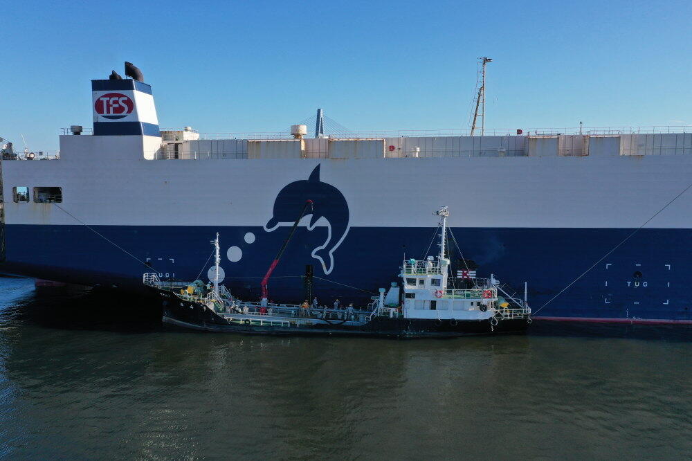 バイオ燃料の供給を受ける自動車運搬船「とよふじ丸」（トヨフジ海運）と供給を行なう燃料供給船「尚山」（豊田通商）