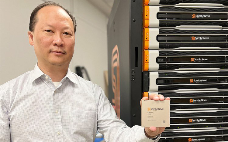 Cardinal SN30を手に持つSambaNova Systems 製品担当上級副社長 マーシャル・チョイ氏