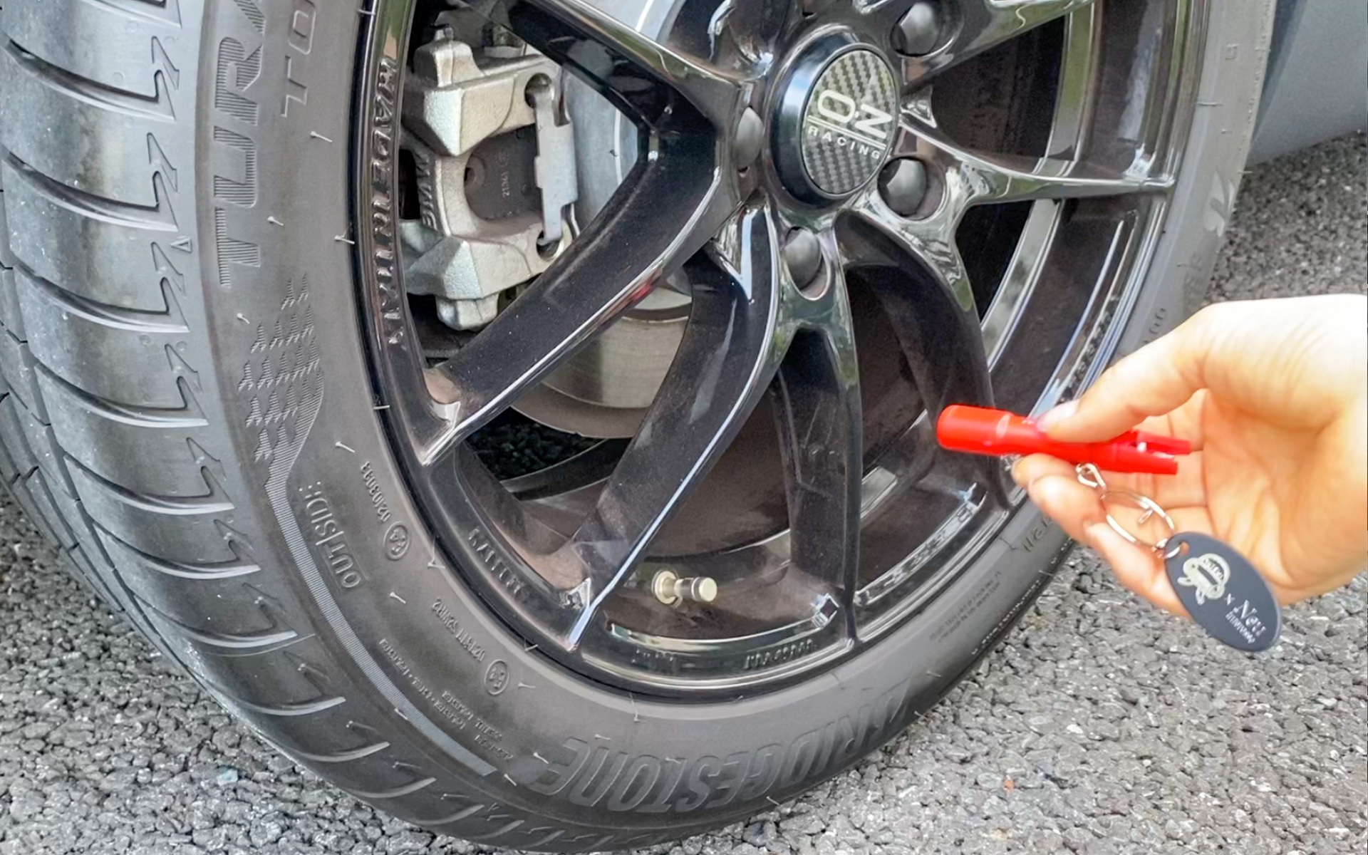 毎年、JAFのロードサービスで救援内容の1位になるのが、「タイヤのトラブル」なんです。なので、タイヤの空気圧や摩耗をもっと日常的に点検することで、安全運転につなげてほしいと考えて、手軽に持ち歩けるキーホルダー型のタイヤチェッカーを作りました！　タグはノイ・インテレッセと私たちOKISHU（オキシュー）のキャラクターである「置きシュー子」のダブルネーム。タイヤチェッカー本体はAutoExeが提供してくださいました。これは非売品で、9月25日にA PIT オートバックス東雲で開催される「女性ドライバー応援キャンペーン　〜ご家族での参加も大歓迎〜」にて、ご来場の女性ドライバーにプレゼントいたします