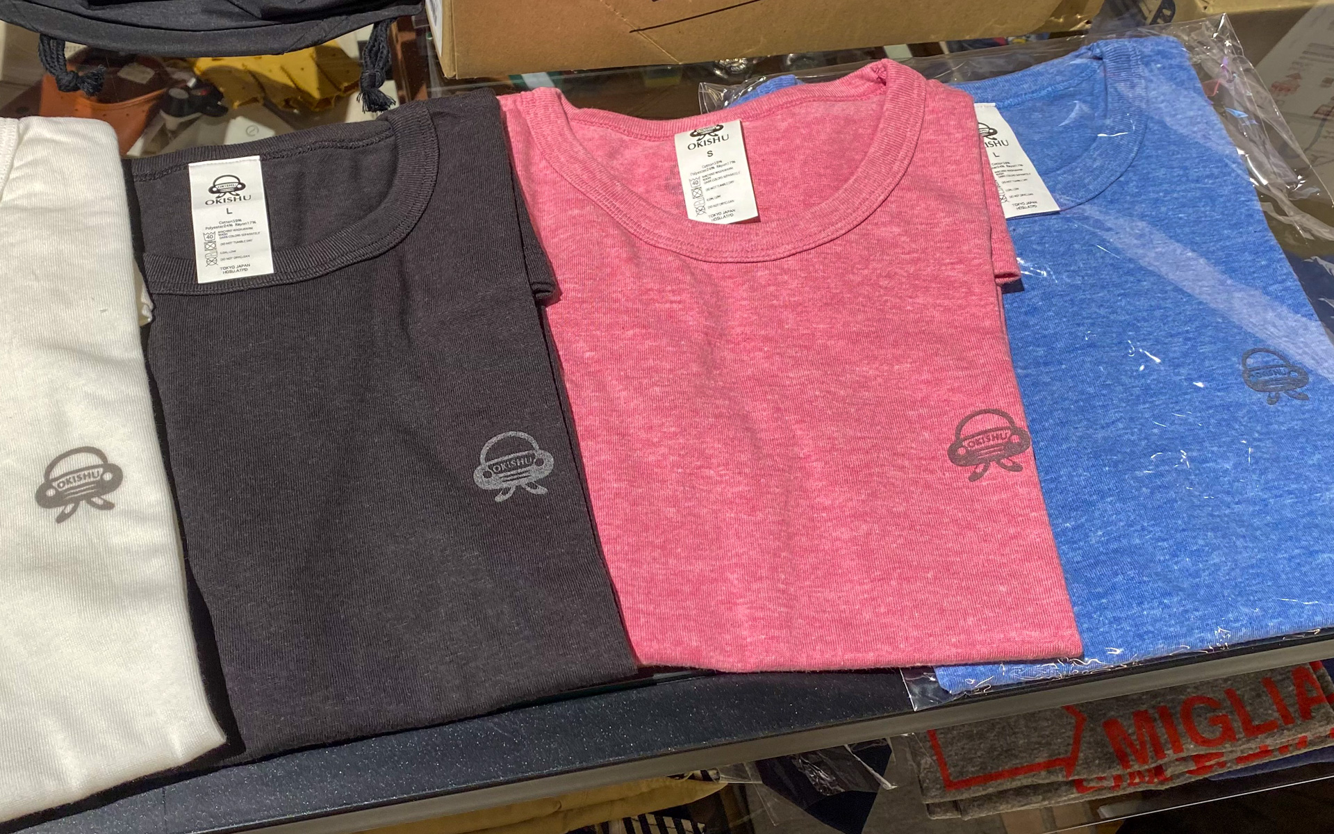 「せっかく作るなら、デザインや品質にもこだわって長く愛用してもらえるものにしよう」というHOSUの想いに賛同して、リフレクタープリントで安全性を高めつつも、いかにも交通安全グッズですというようなダサいものにならない、オシャレなTシャツを目指して作りました。カラーは4色、サイズ展開はXS〜XLまで。ぜひカップルやファミリーで着てもらえたら嬉しいです。私も家族みんなの分を自費で買いました（笑）