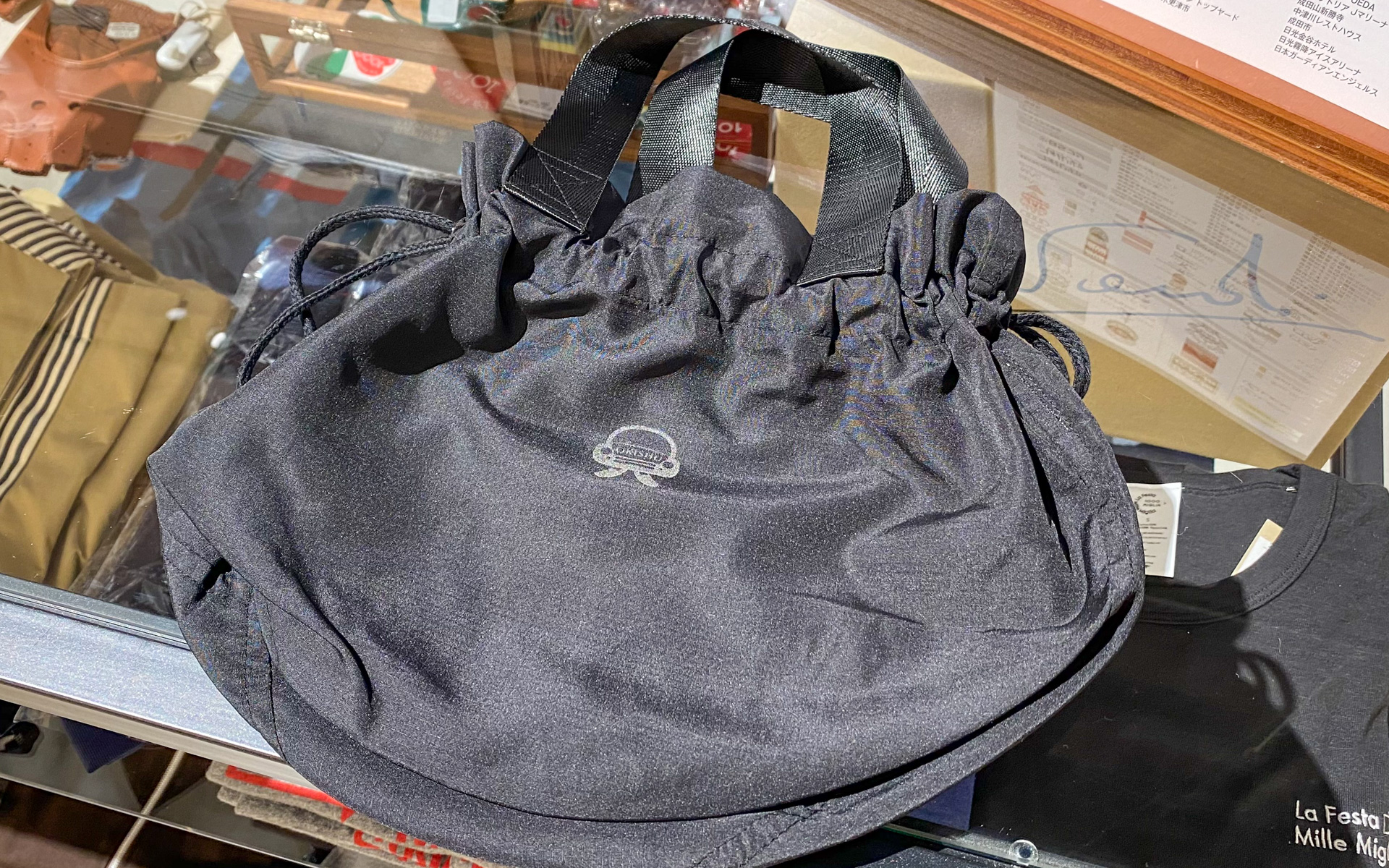 高速道路のSAでちょっとトイレ休憩、なんて時に貴重品だけ持って出るのにピッタリのワンマイルポーチ。さりげなくリフレクタープリントがあって、夜間の駐車場や道でもドライバーに存在をアピールできます。こちらもリサイクルポリエステル100％のサステナ素材で、色はホワイトとブラックです。すべてのOKISHUオリジナル安全運転アイテムは、収益の一部を安全運転応援活動に使わせていただきます