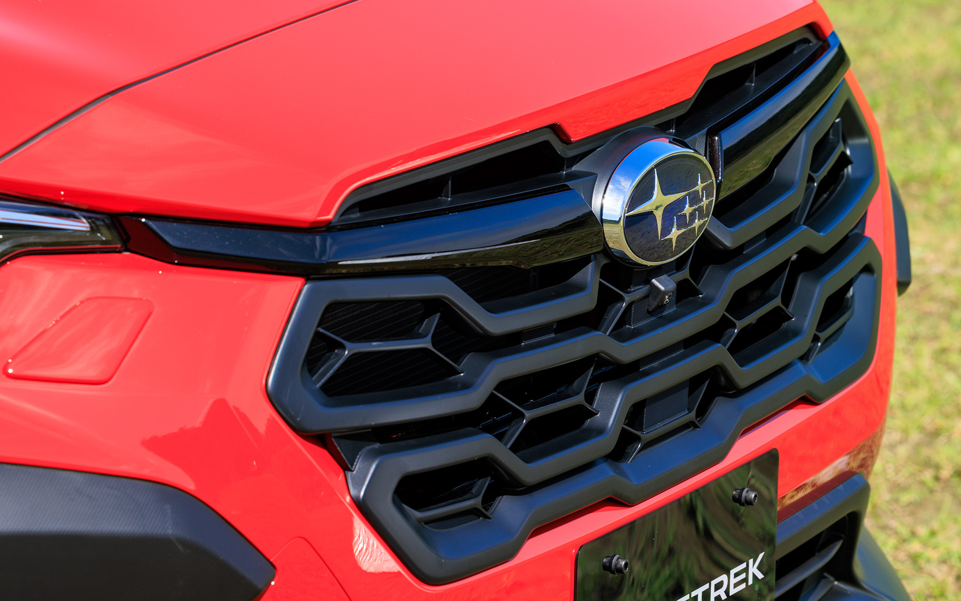 フレームレスのヘキサゴングリルを採用