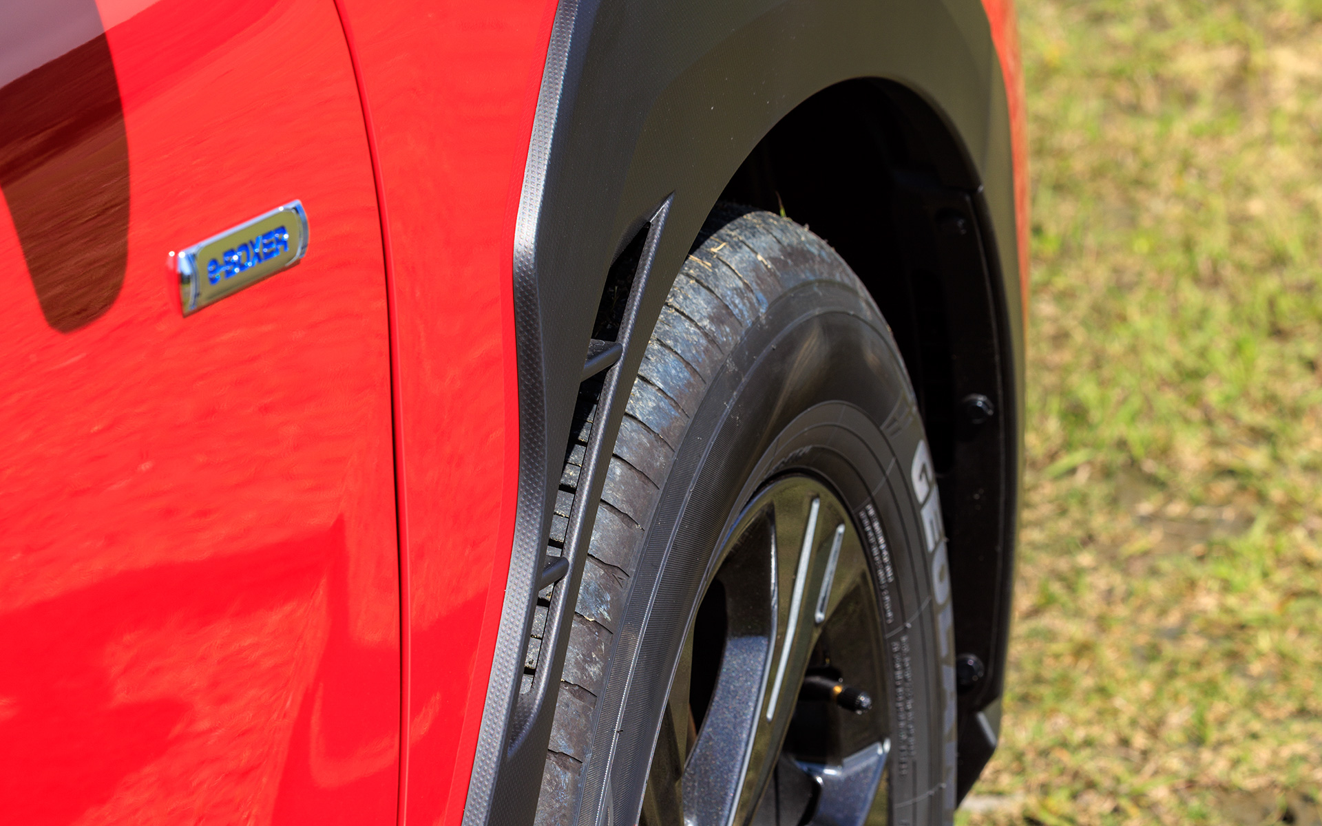 フロントフェンダーアーチ後端にエアアウトレットを配置。操縦性の向上にひと役買っているという