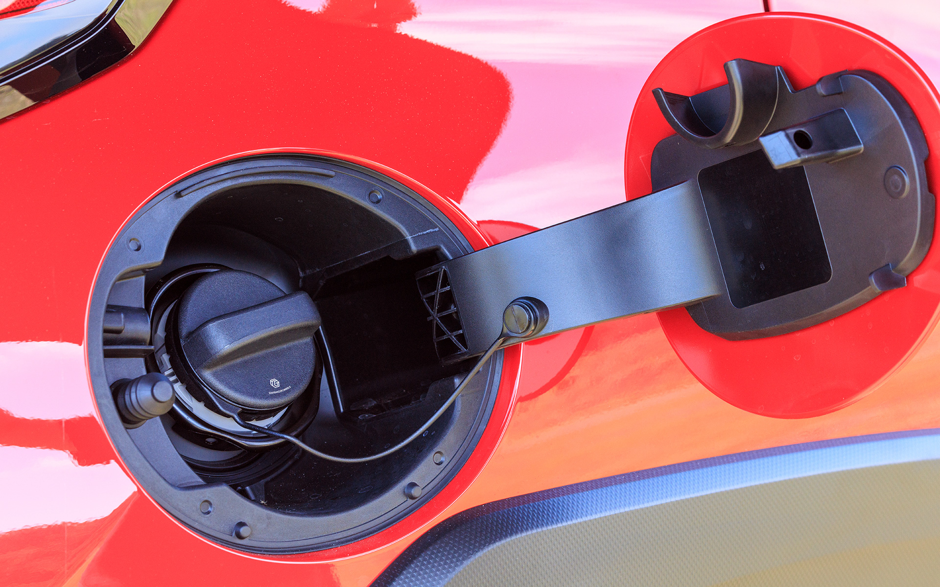 給油口まわり。フォレスターと同じなら無鉛レギュラーガソリン仕様か