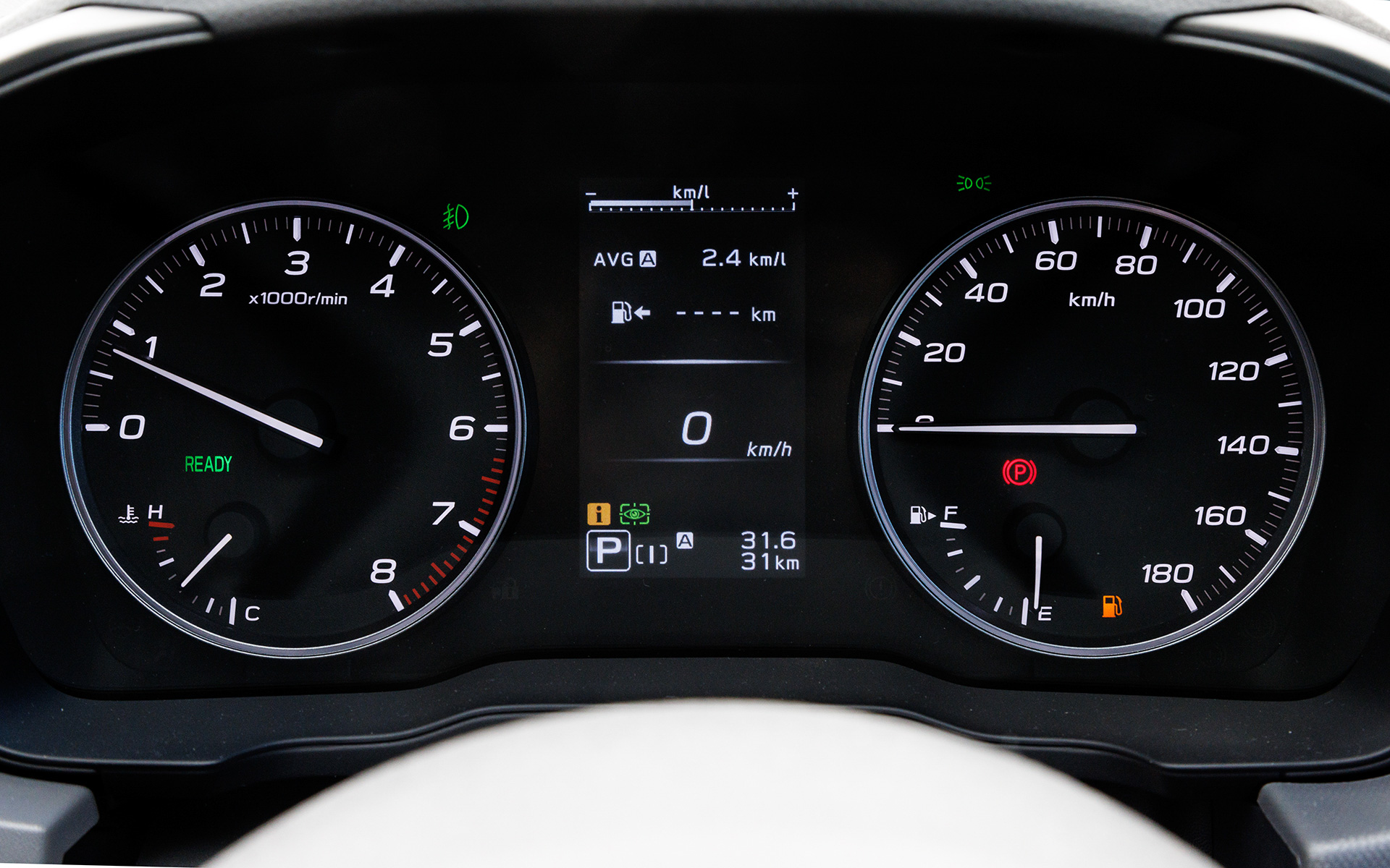 メーターは一般的な2眼式。中央にインフォメーションディスプレイが配置される