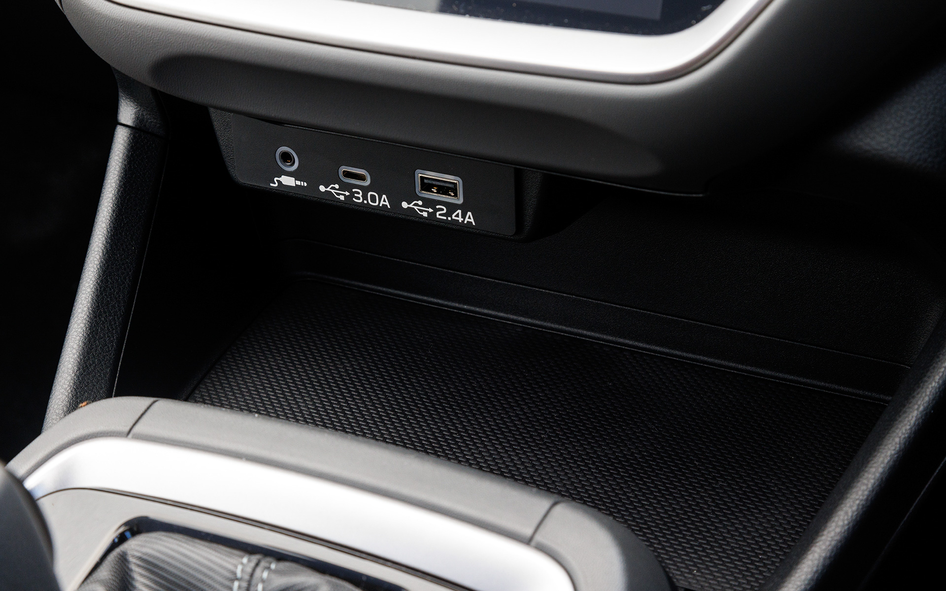 シフト前方にUSB端子などを装備。レガシィ アウトバック同様AUX端子（ステレオミニプラグ）があるのはスバルのコダワリか