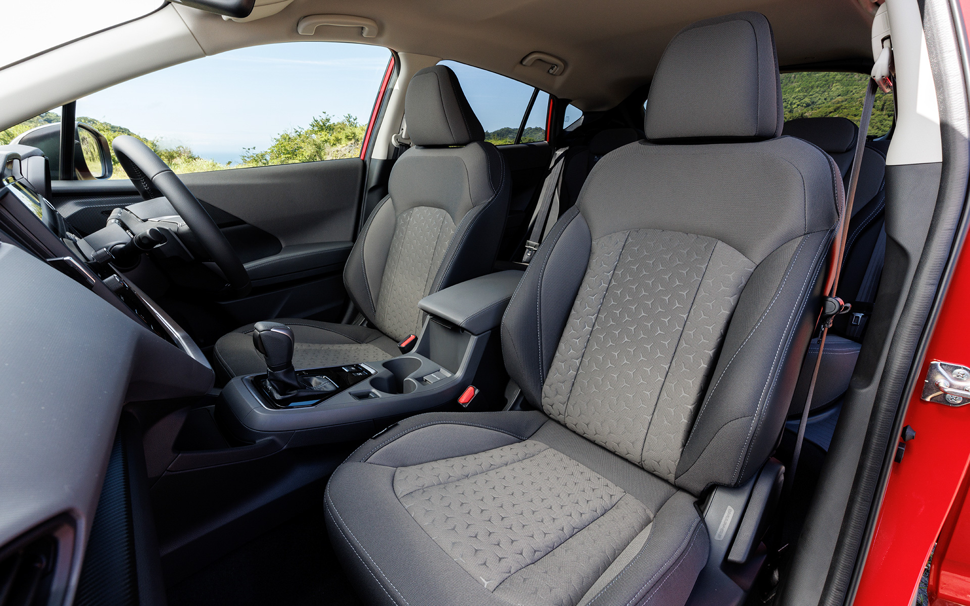 ベースグレードのシート表皮はトリコット。シルバーステッチは共通