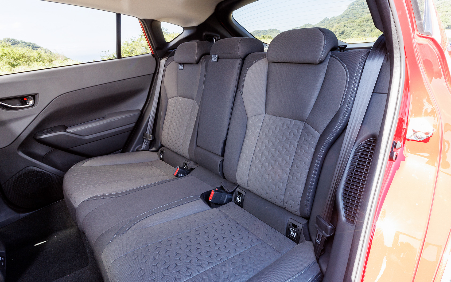 ベースグレードのシート表皮はトリコット。シルバーステッチは共通