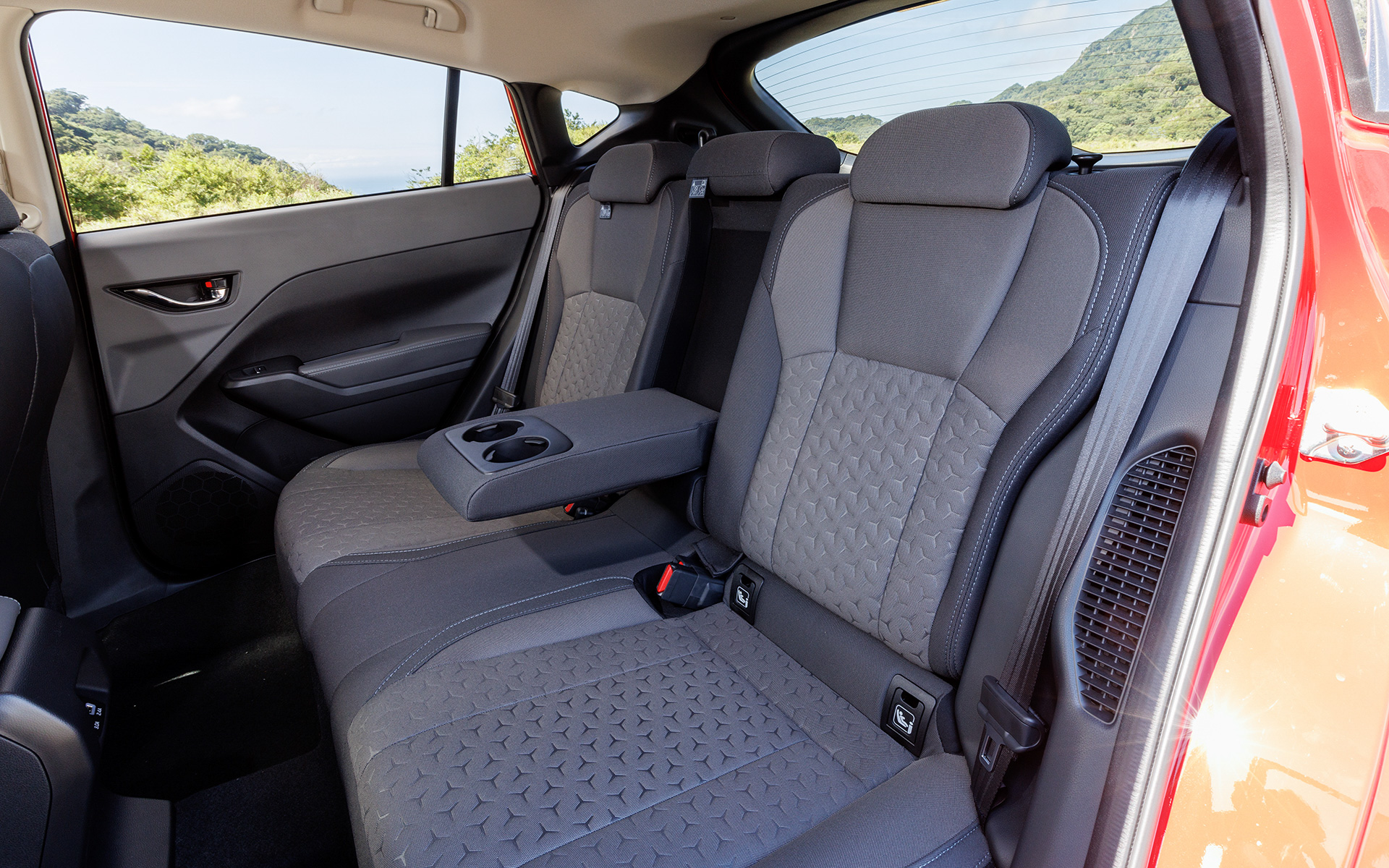 ベースグレードのシート表皮はトリコット。シルバーステッチは共通